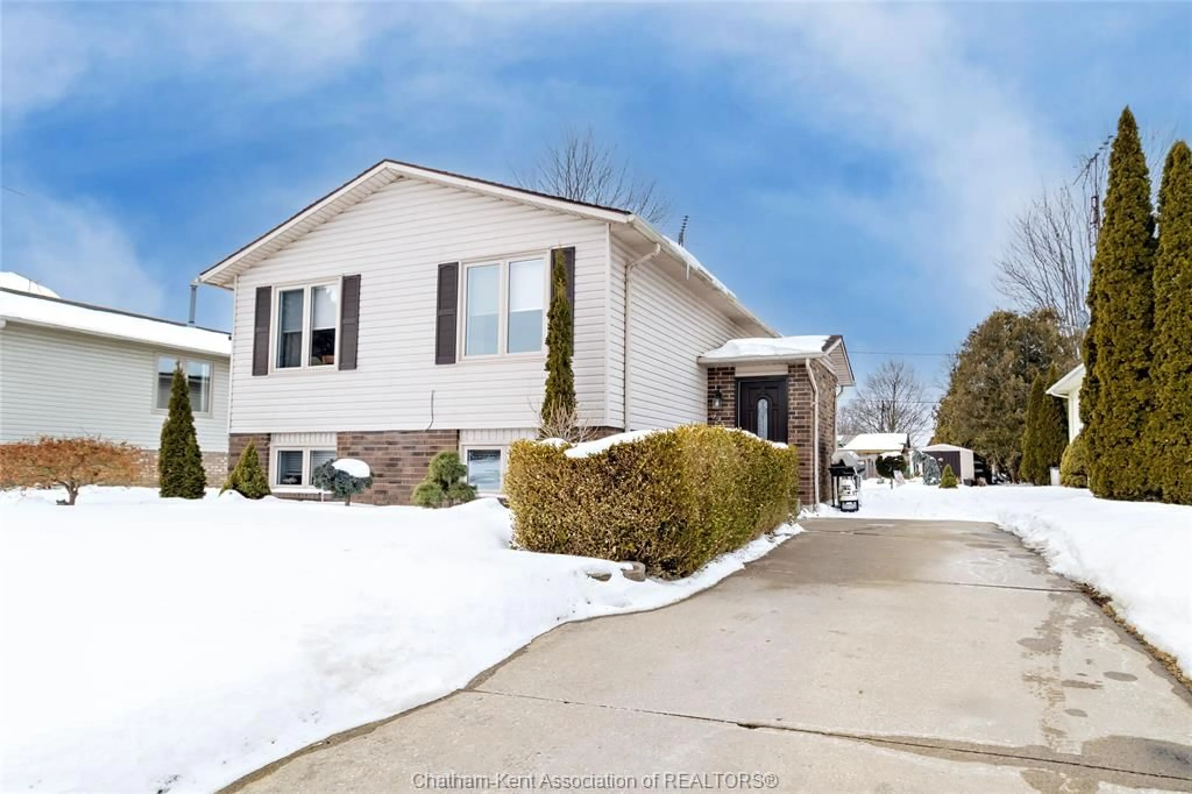 Home with vinyl exterior material, street for 920 DALEVIEW Cres, Dresden Ontario N0P 1M0