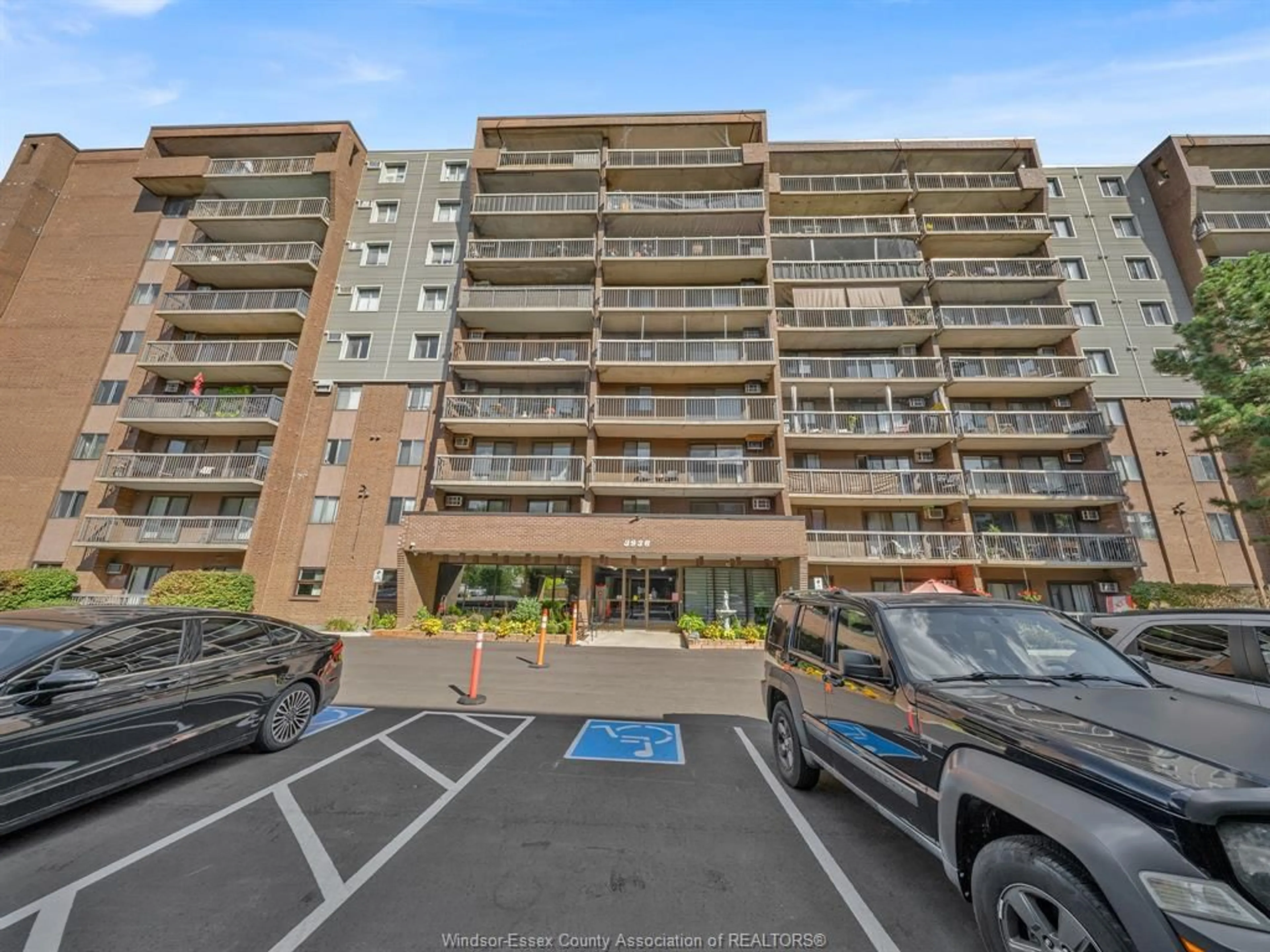 A pic from outside/outdoor area/front of a property/back of a property/a pic from drone, street for 3936 WYANDOTTE St #206, Windsor Ontario N8Y 4V1