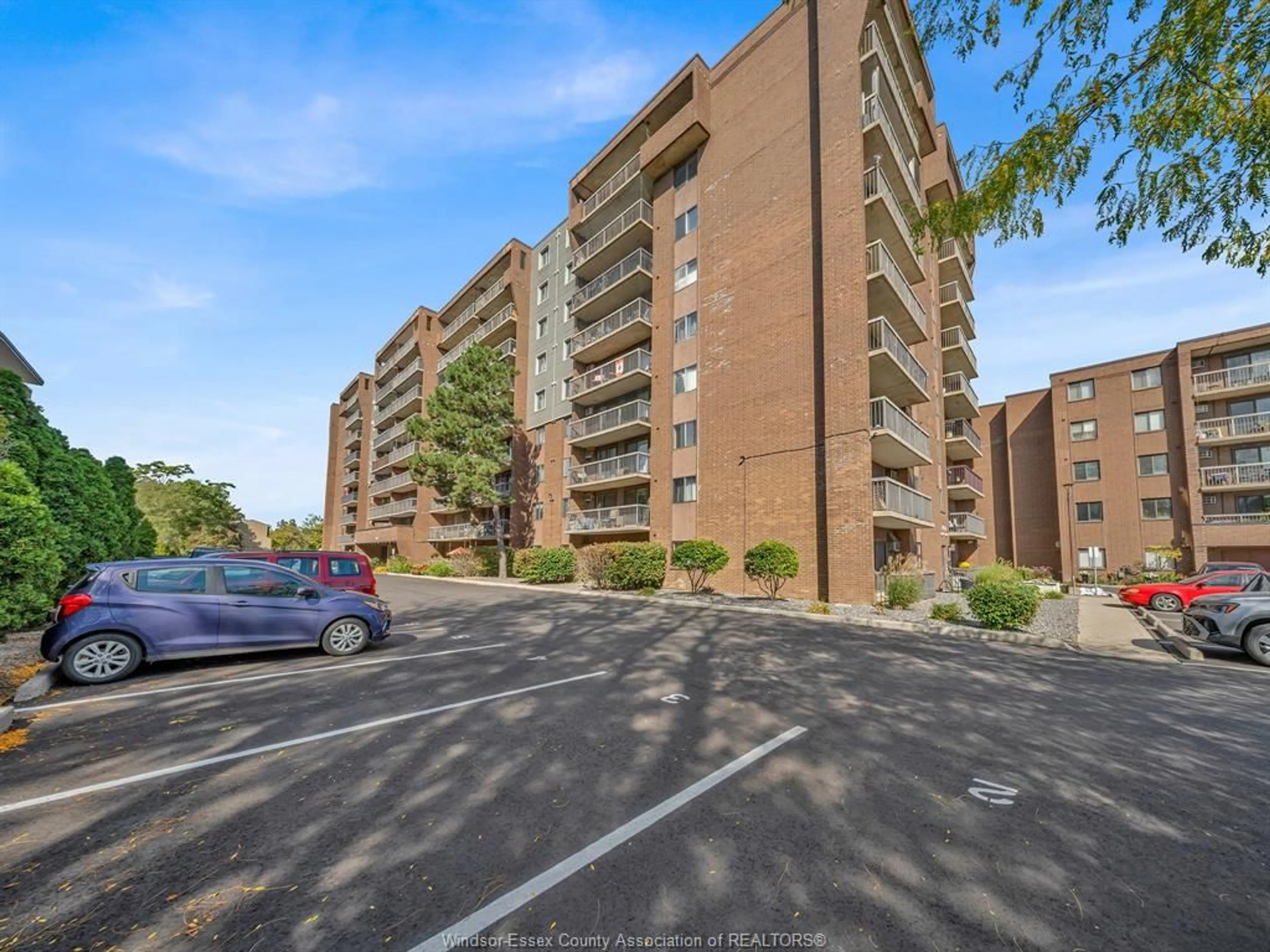 A pic from outside/outdoor area/front of a property/back of a property/a pic from drone, street for 3936 WYANDOTTE St #206, Windsor Ontario N8Y 4V1