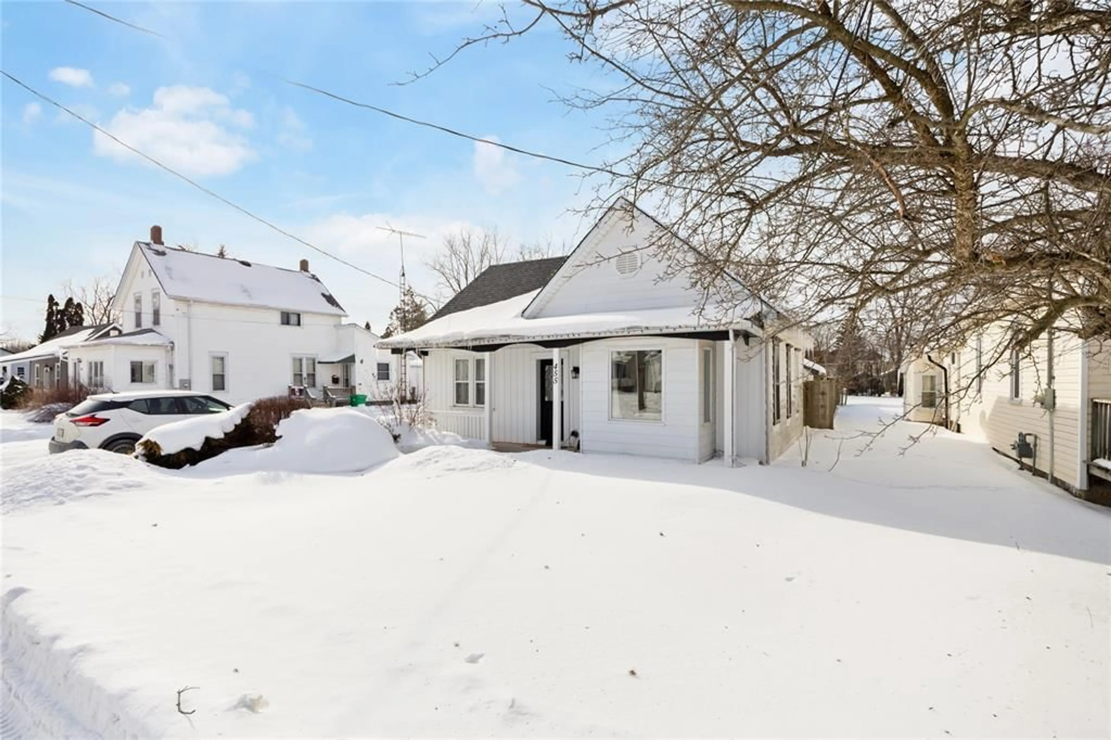 Patio, street for 455 Princess St, Petrolia Ontario N0N 1R0