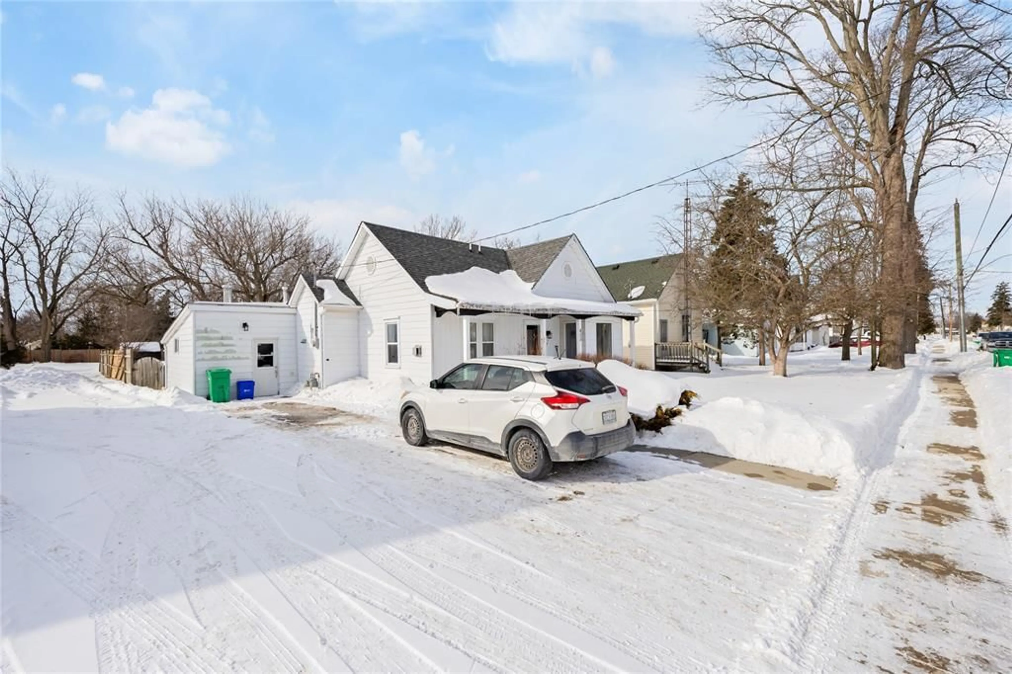 A pic from outside/outdoor area/front of a property/back of a property/a pic from drone, street for 455 Princess St, Petrolia Ontario N0N 1R0