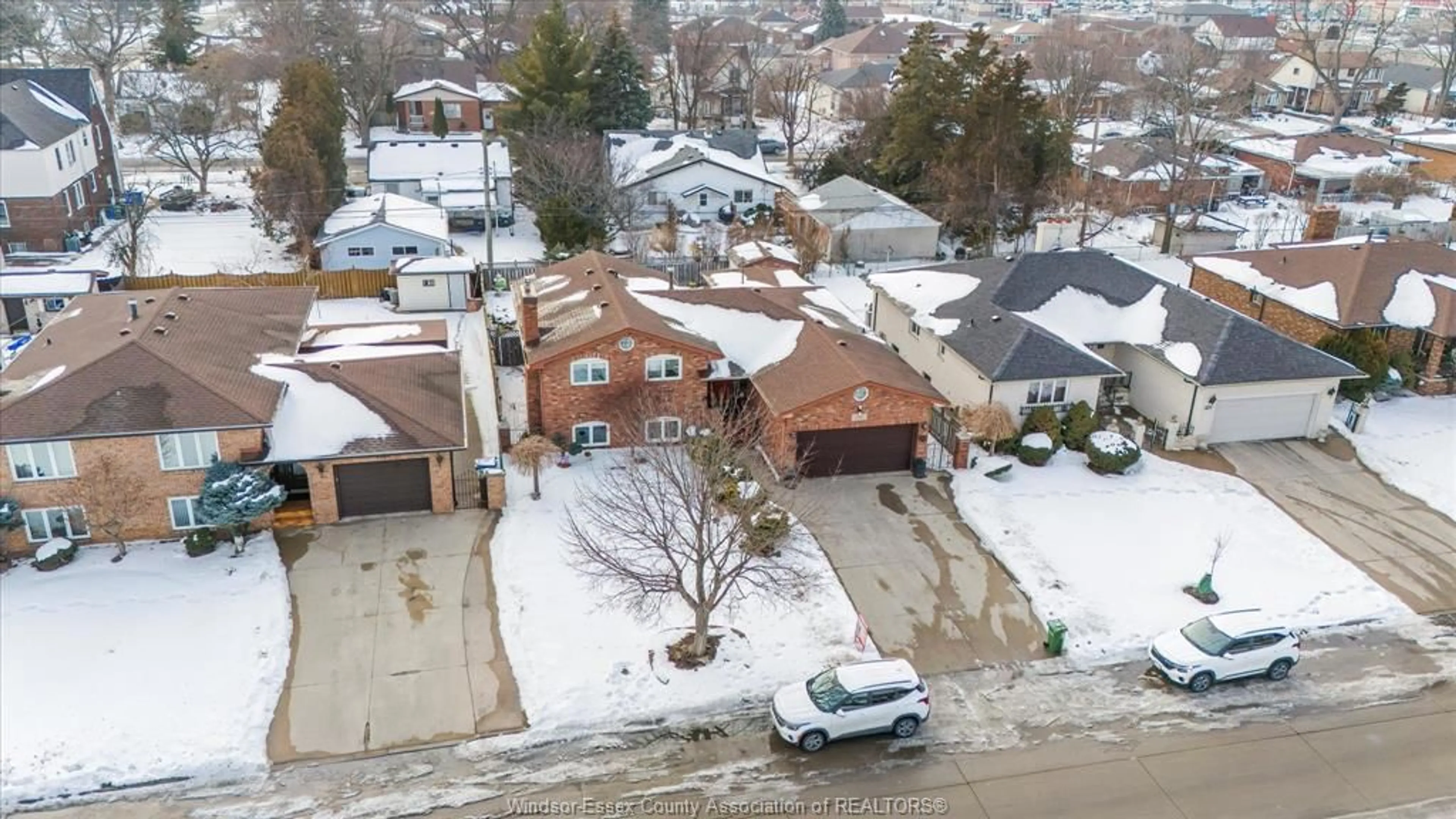A pic from outside/outdoor area/front of a property/back of a property/a pic from drone, street for 1545 Askin Ave, Windsor Ontario N9B 3S1