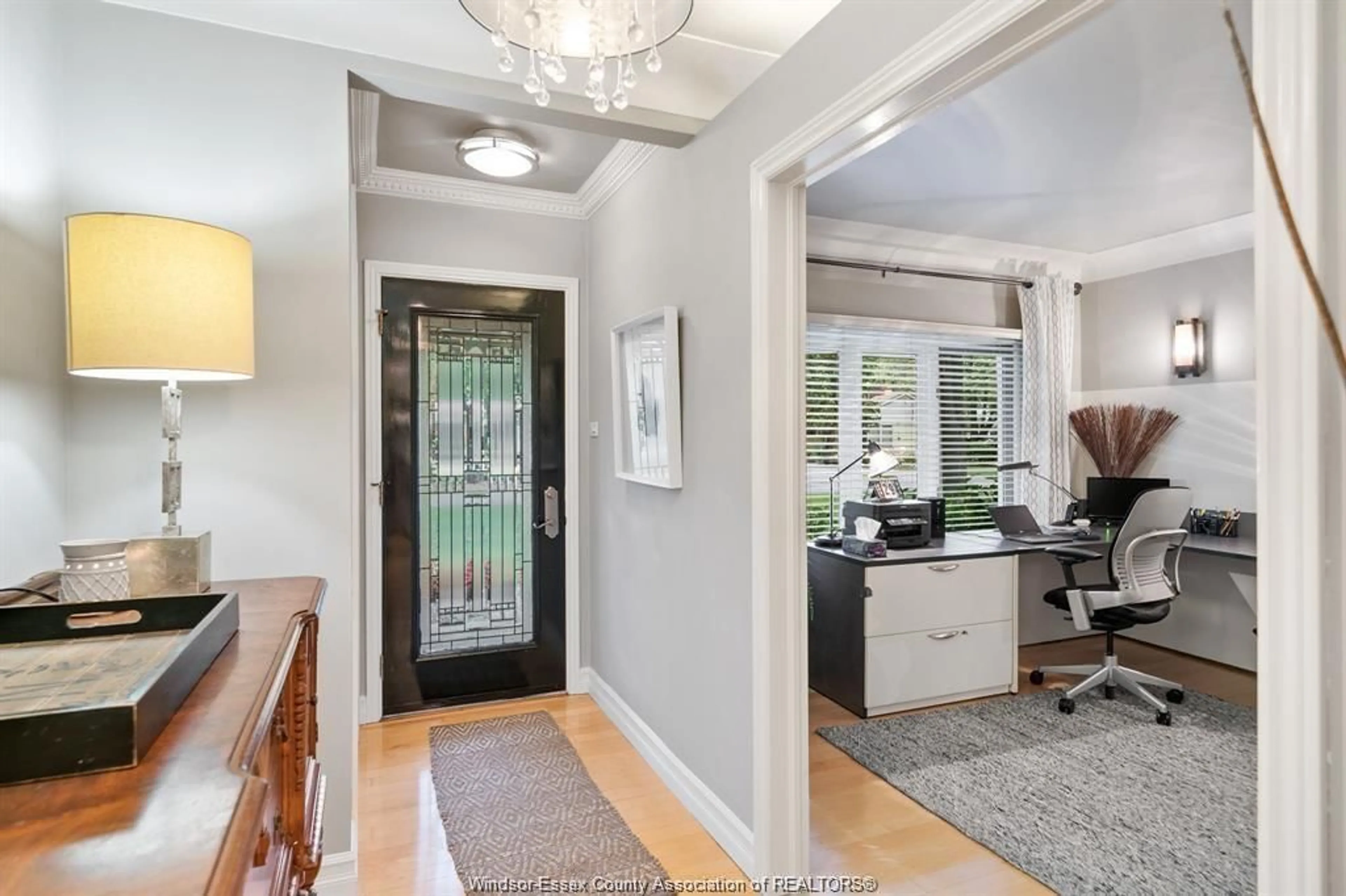 Indoor entryway for 228 BURLINGTON, Tecumseh Ontario N8N 1H4