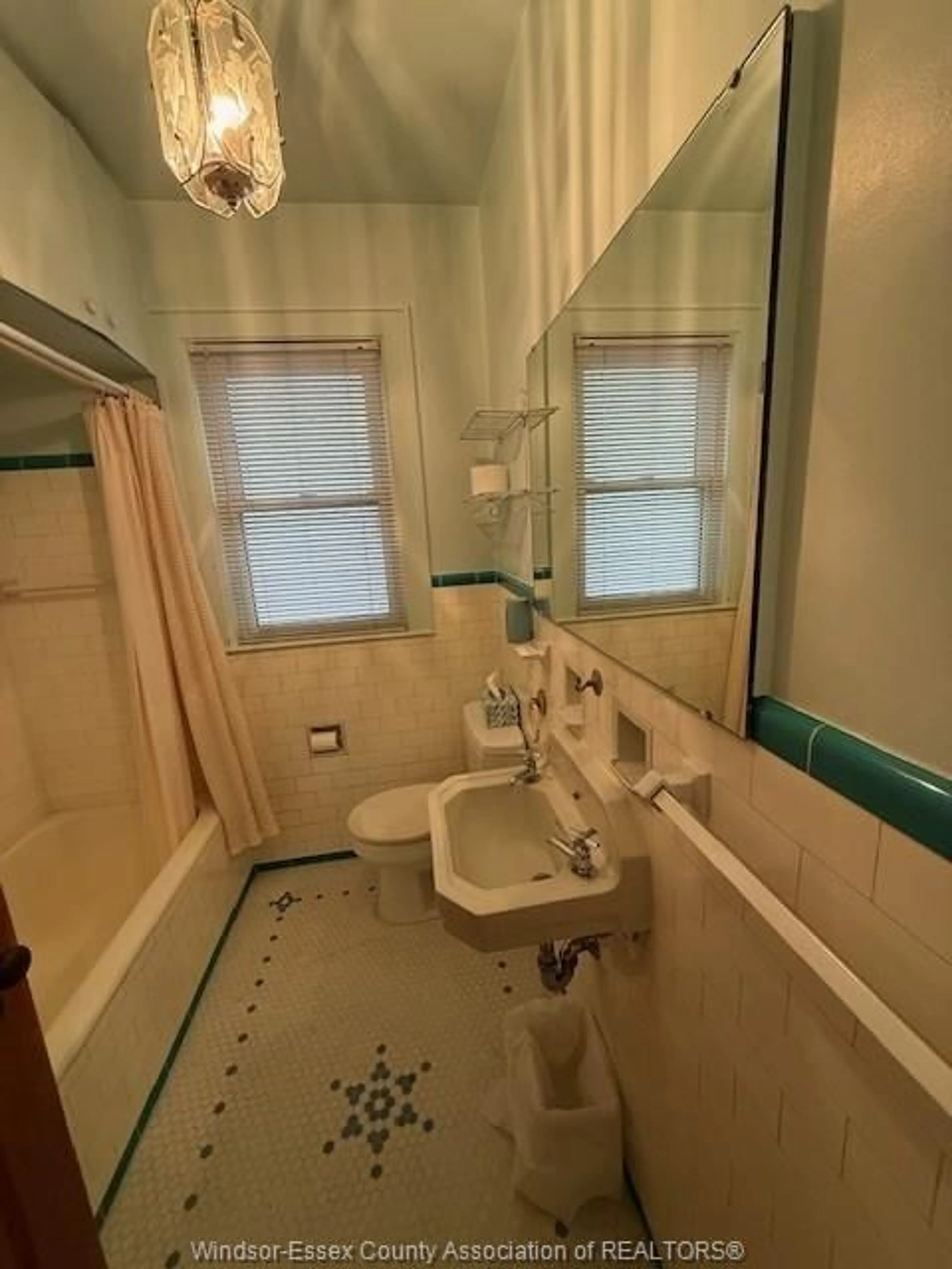 Standard bathroom, unknown for 1507 LANGLOIS Ave, Windsor Ontario N8X 4M3