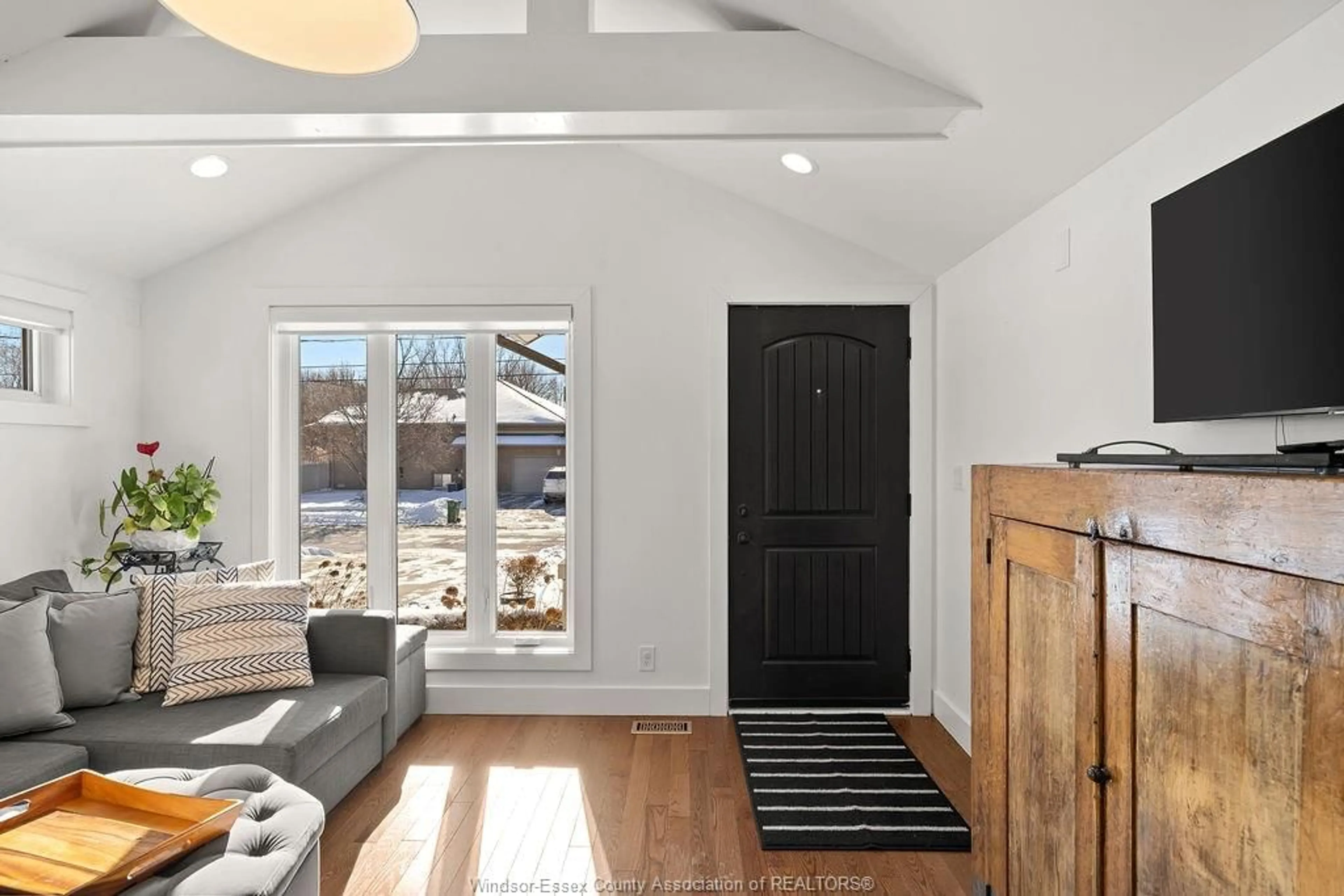 Indoor entryway for 1490 MORTON, LaSalle Ontario N9J 3S9