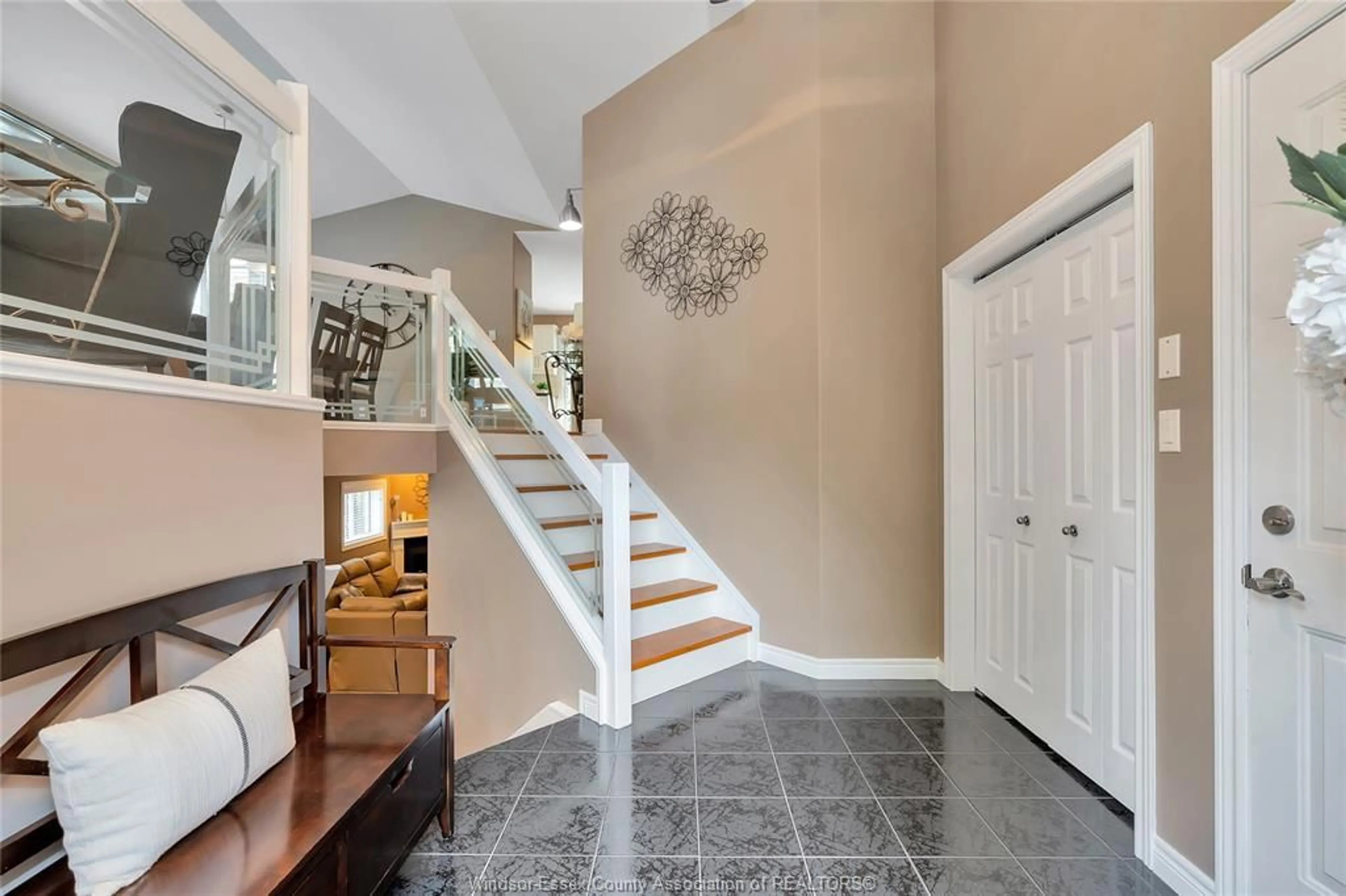 Indoor entryway for 9509 MANITOU Cres, Windsor Ontario N8P 1H8