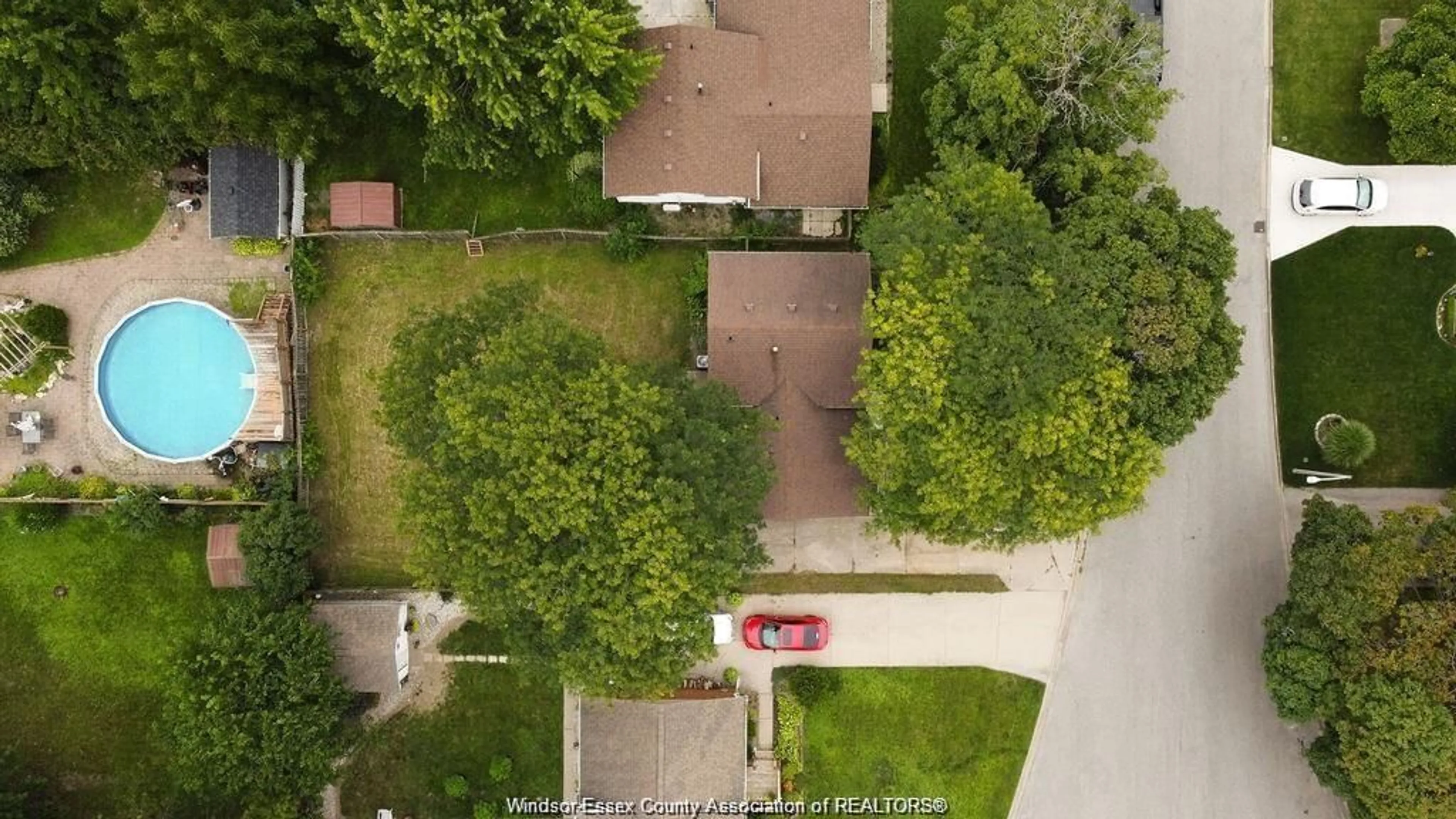 A pic from outside/outdoor area/front of a property/back of a property/a pic from drone, street for 5440 LYNDON, Windsor Ontario N8T 1N8