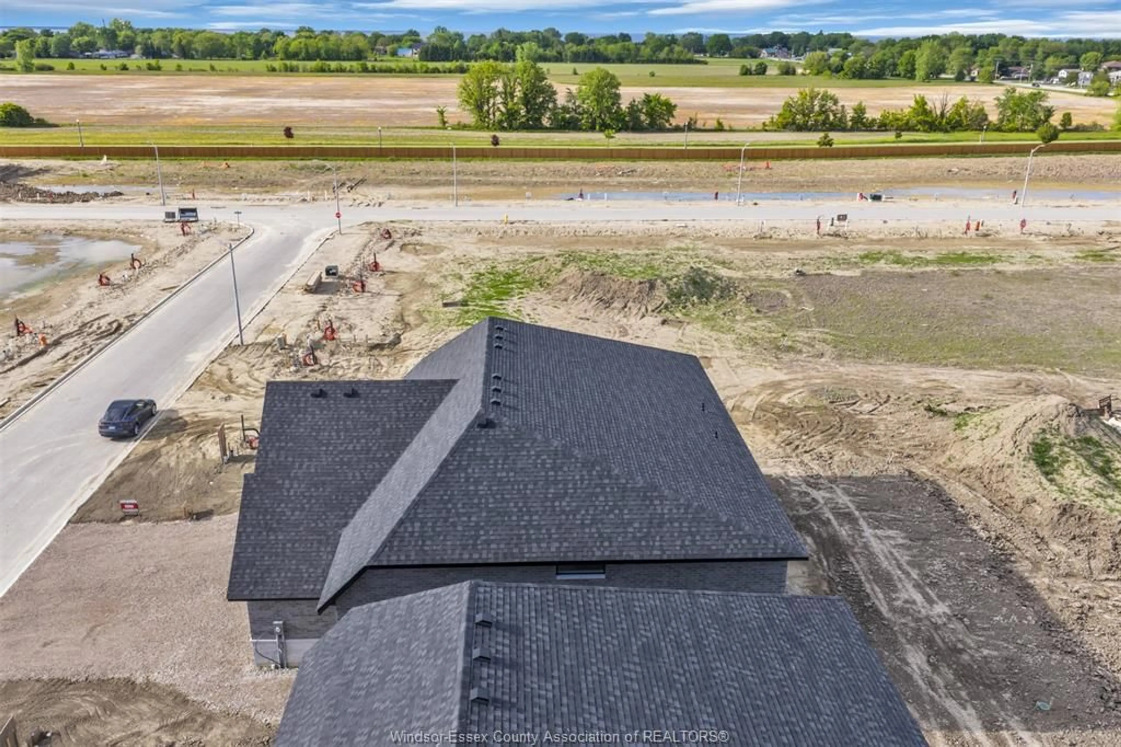 A pic from outside/outdoor area/front of a property/back of a property/a pic from drone, building for 664 LINDEN, Lakeshore Ontario N0R 1A0