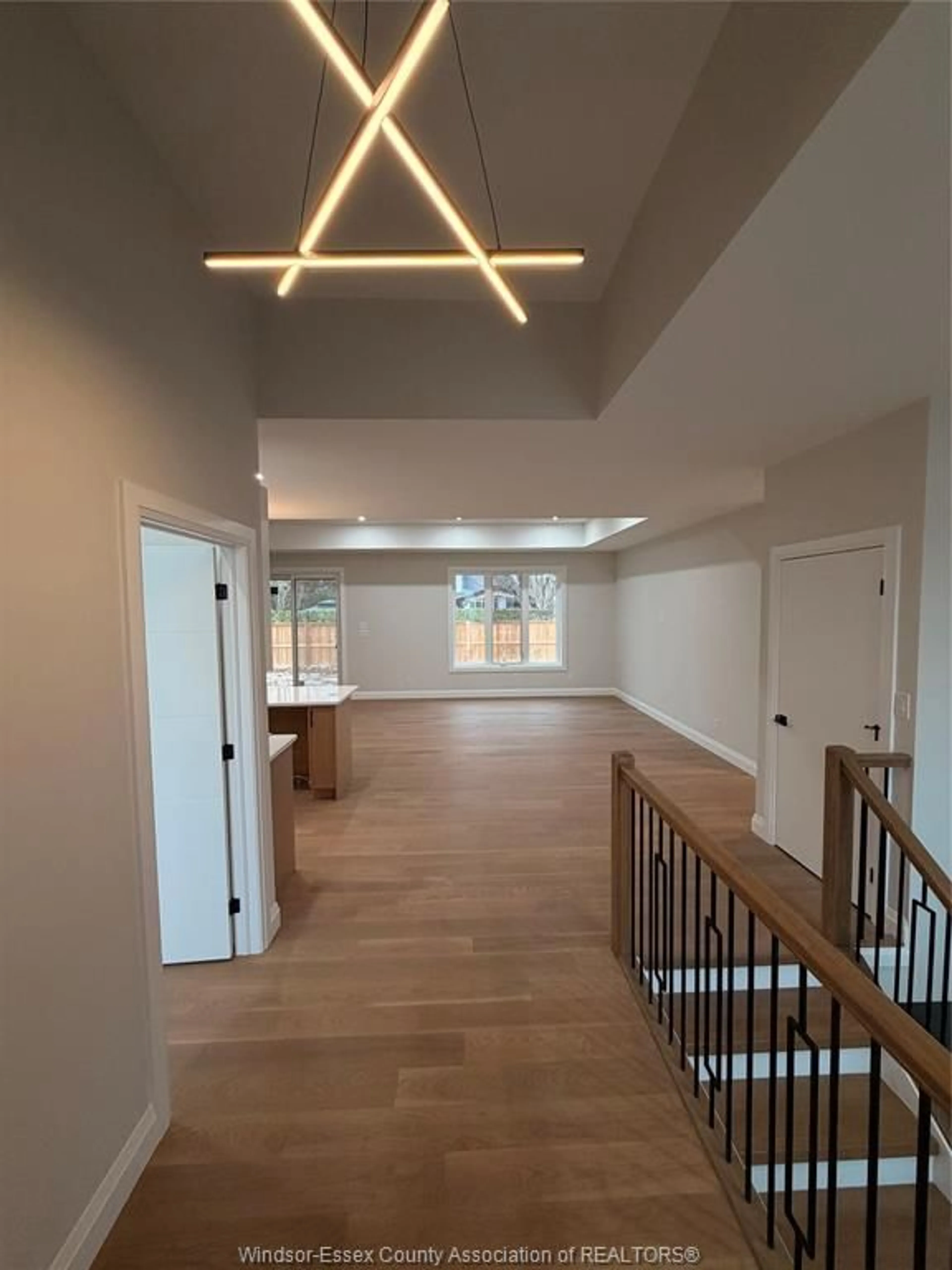 Indoor foyer for 43 ROSEWOOD Cres, Chatham Ontario N7M 0P4