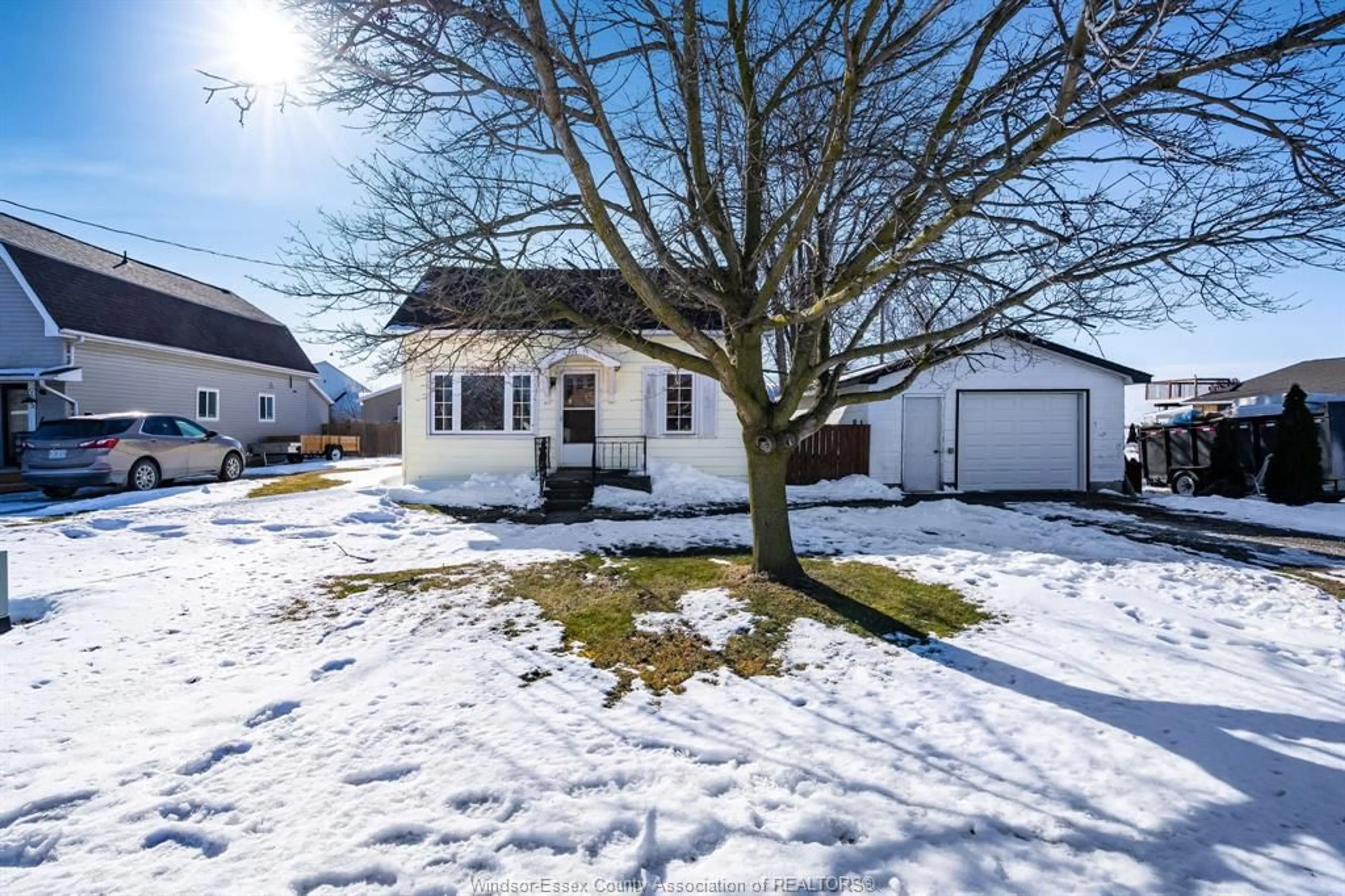 A pic from outside/outdoor area/front of a property/back of a property/a pic from drone, street for 107 George St, Merlin Ontario N0P 1W0