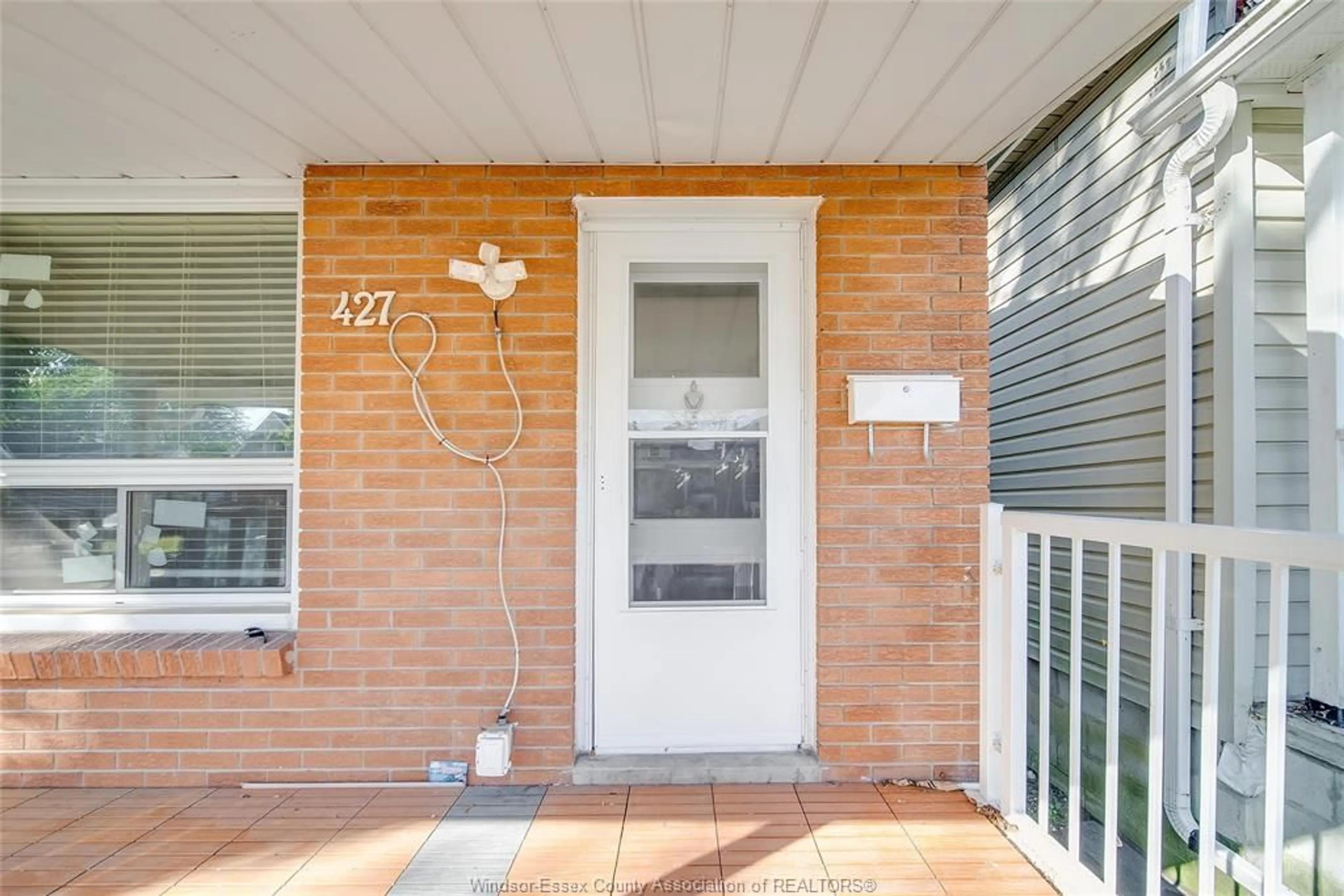 Indoor entryway for 427 BRIDGE Ave, Windsor Ontario N9B 2M3