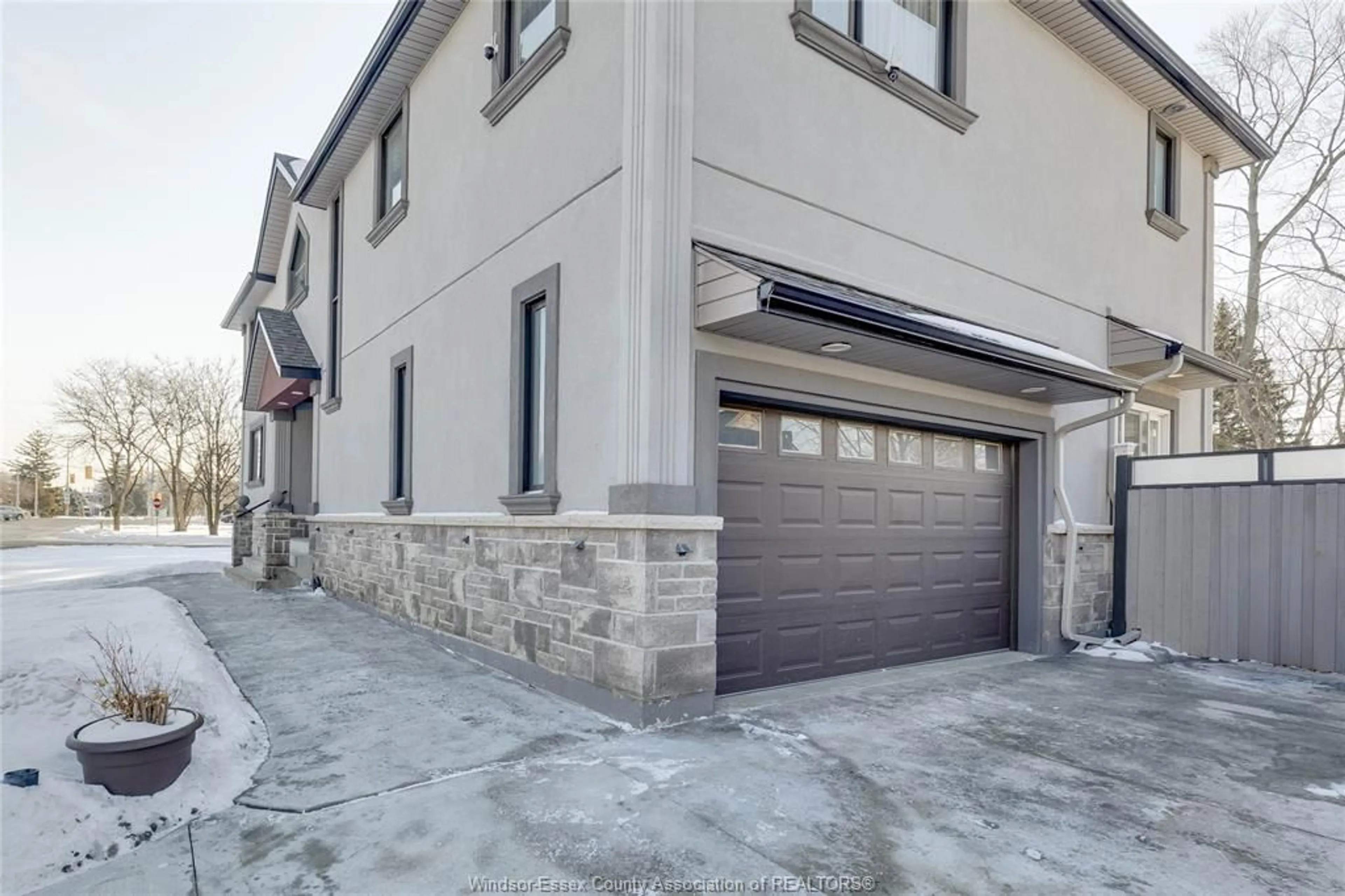 Indoor garage for 365 NEAL Blvd, Windsor Ontario N9G 1T5