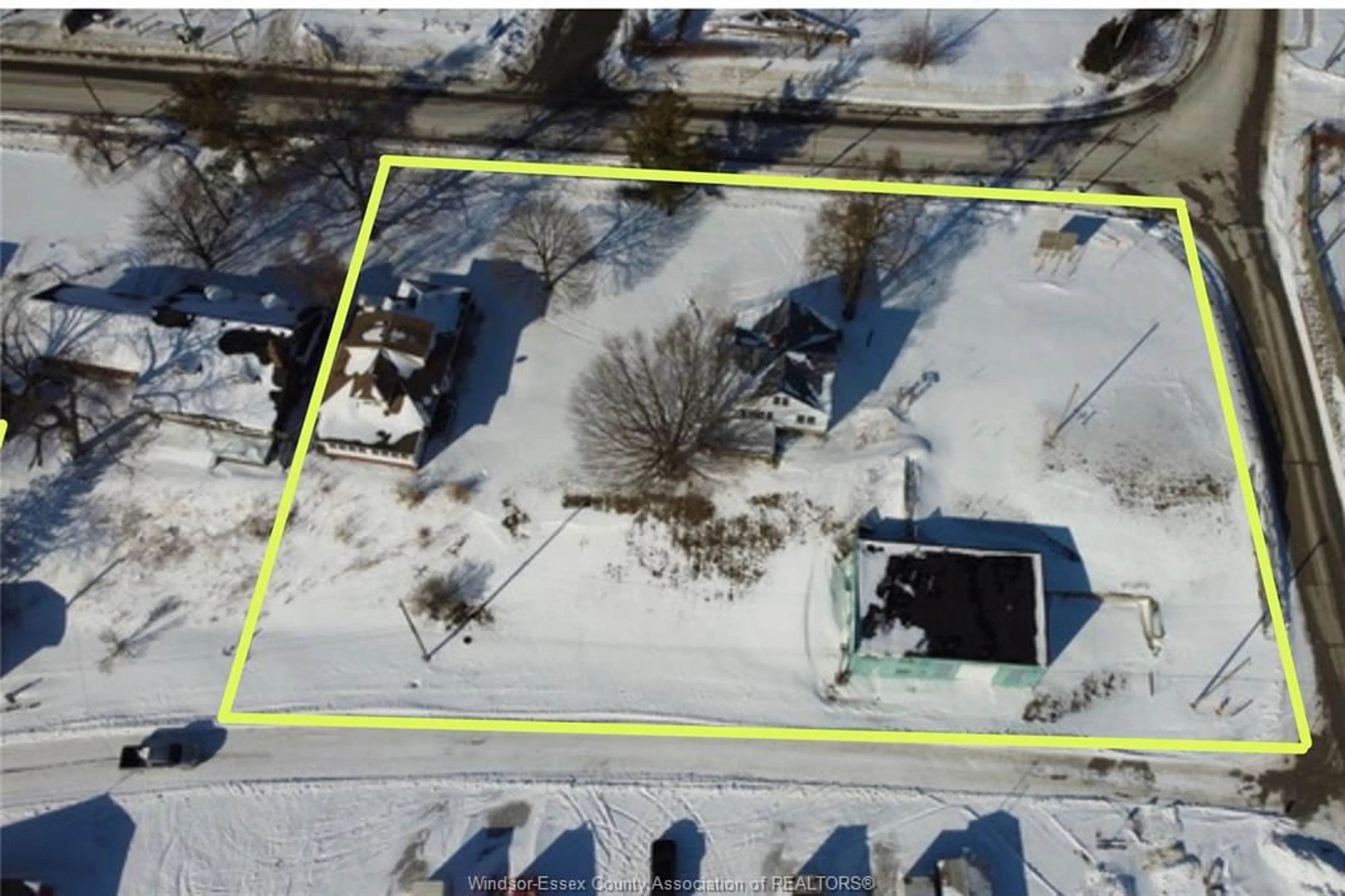 A pic from outside/outdoor area/front of a property/back of a property/a pic from drone, street for 141-155 PARK St, Kingsville Ontario N9Y 1N6