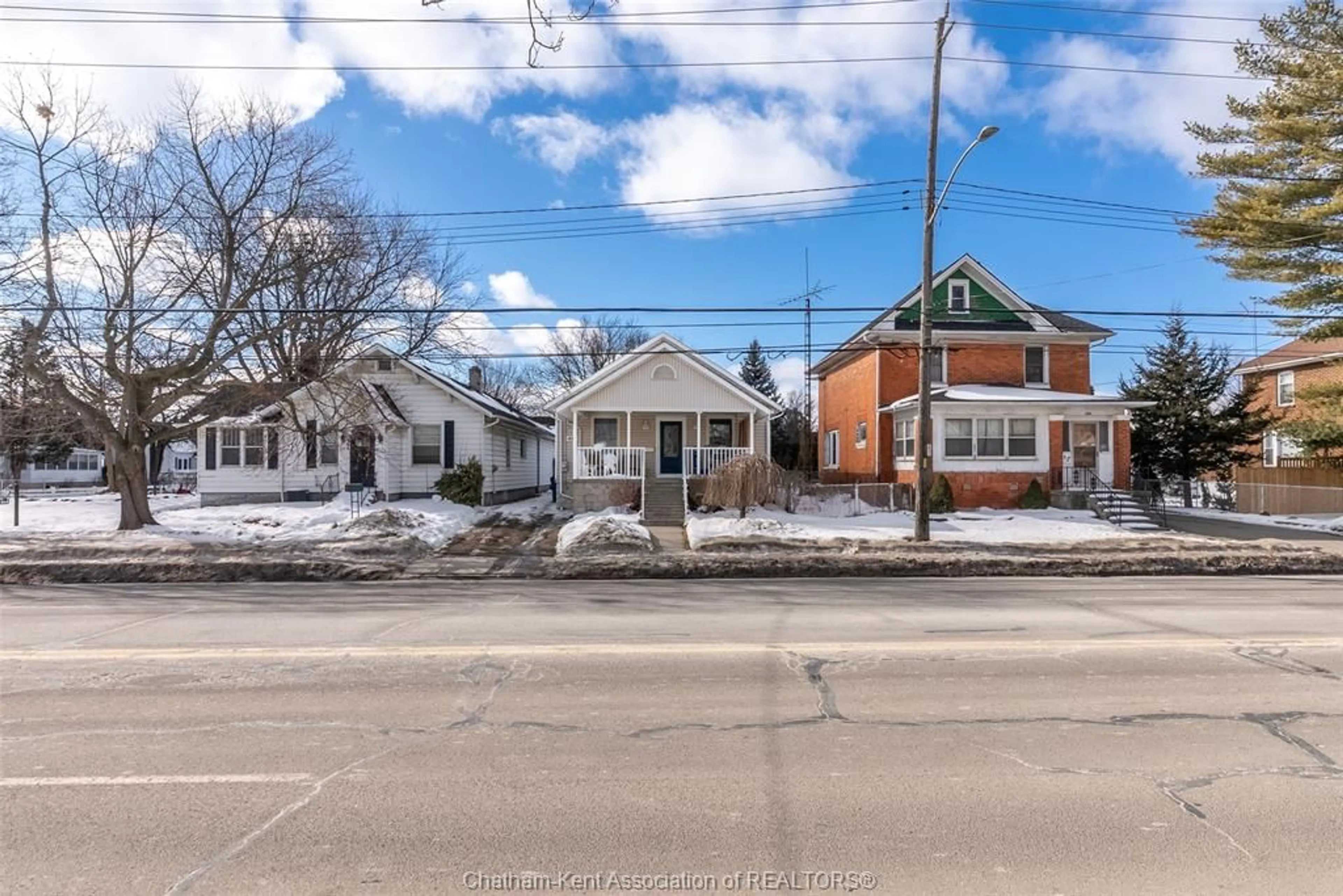 A pic from outside/outdoor area/front of a property/back of a property/a pic from drone, street for 460 Queen St, Chatham Ontario N7M 2J3