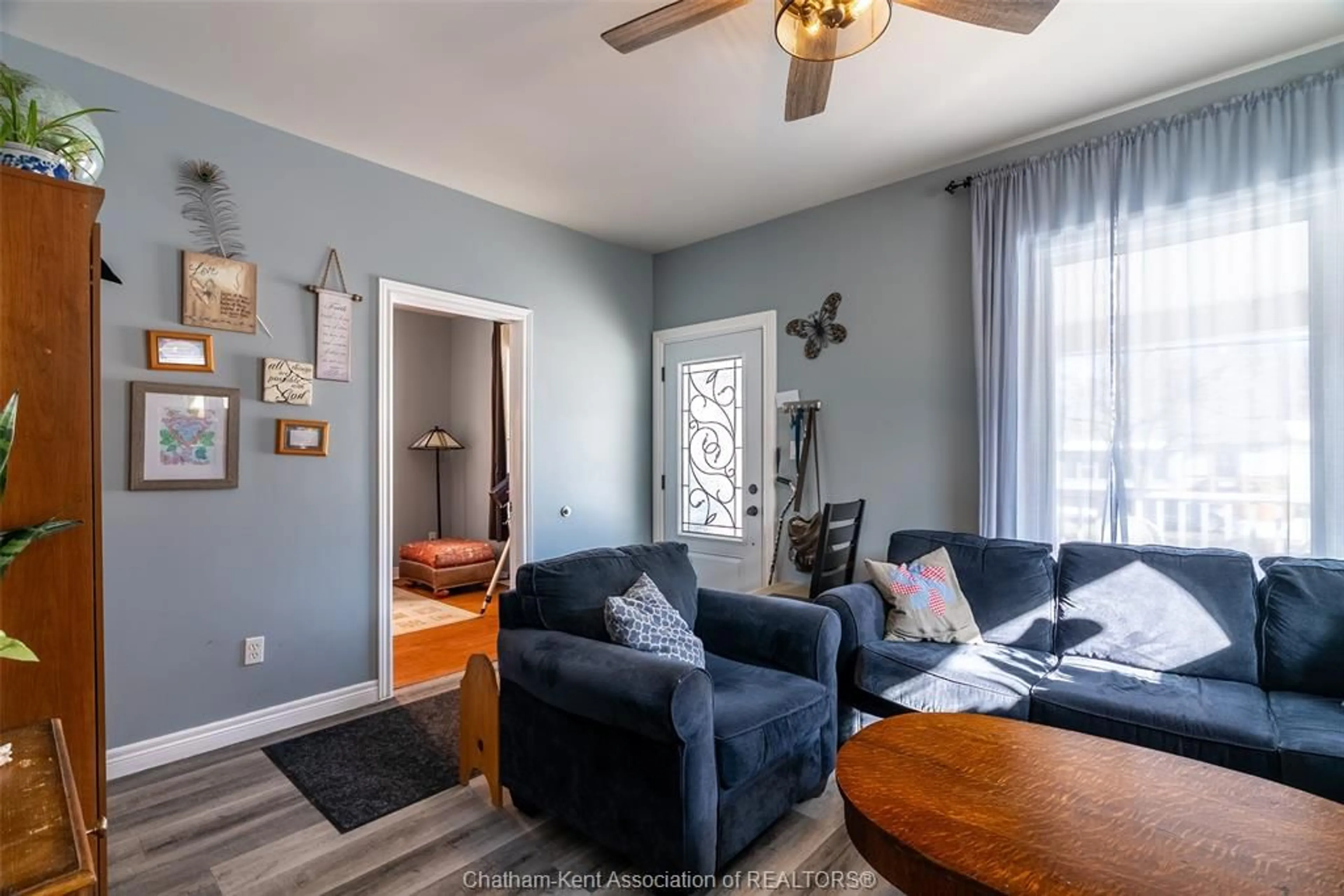 Living room with furniture, wood/laminate floor for 460 Queen St, Chatham Ontario N7M 2J3