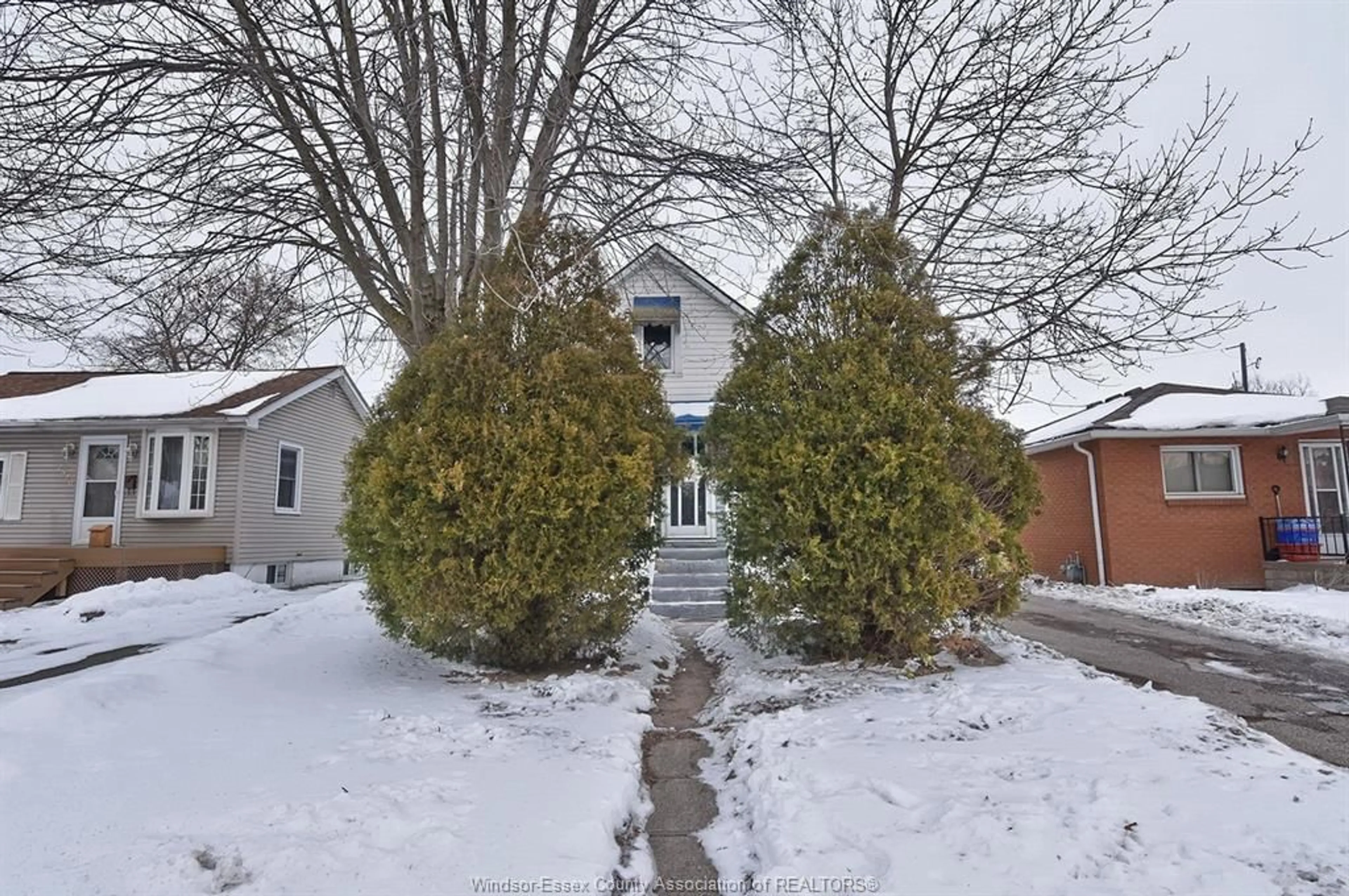 A pic from outside/outdoor area/front of a property/back of a property/a pic from drone, street for 2526 FRANCOIS Rd, Windsor Ontario N8W 4T6