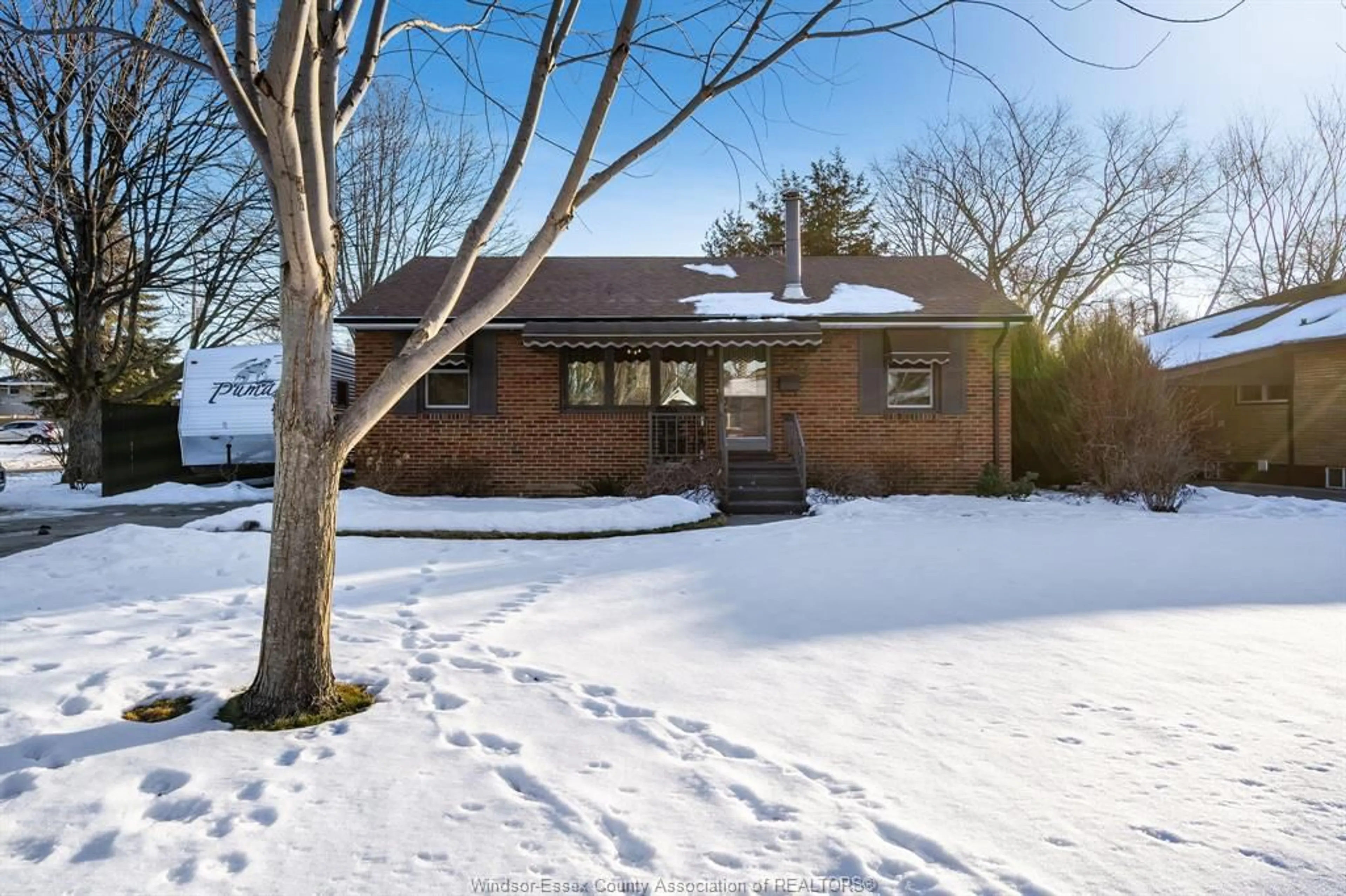 A pic from outside/outdoor area/front of a property/back of a property/a pic from drone, street for 1114 Parkview, Windsor Ontario N8X 2S9