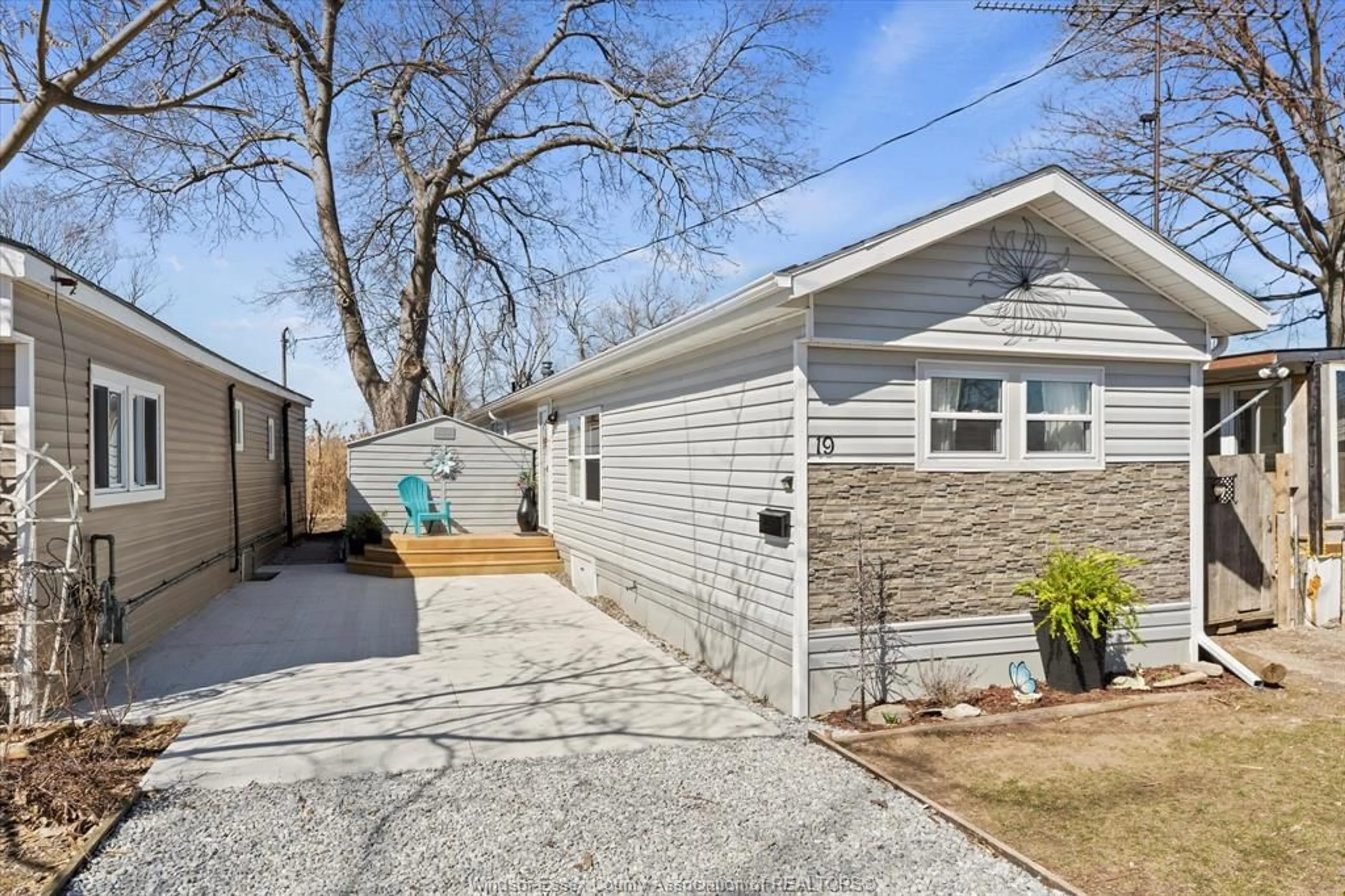 Home with vinyl exterior material, street for 709 HERITAGE #19, Kingsville Ontario N9Y 3B1