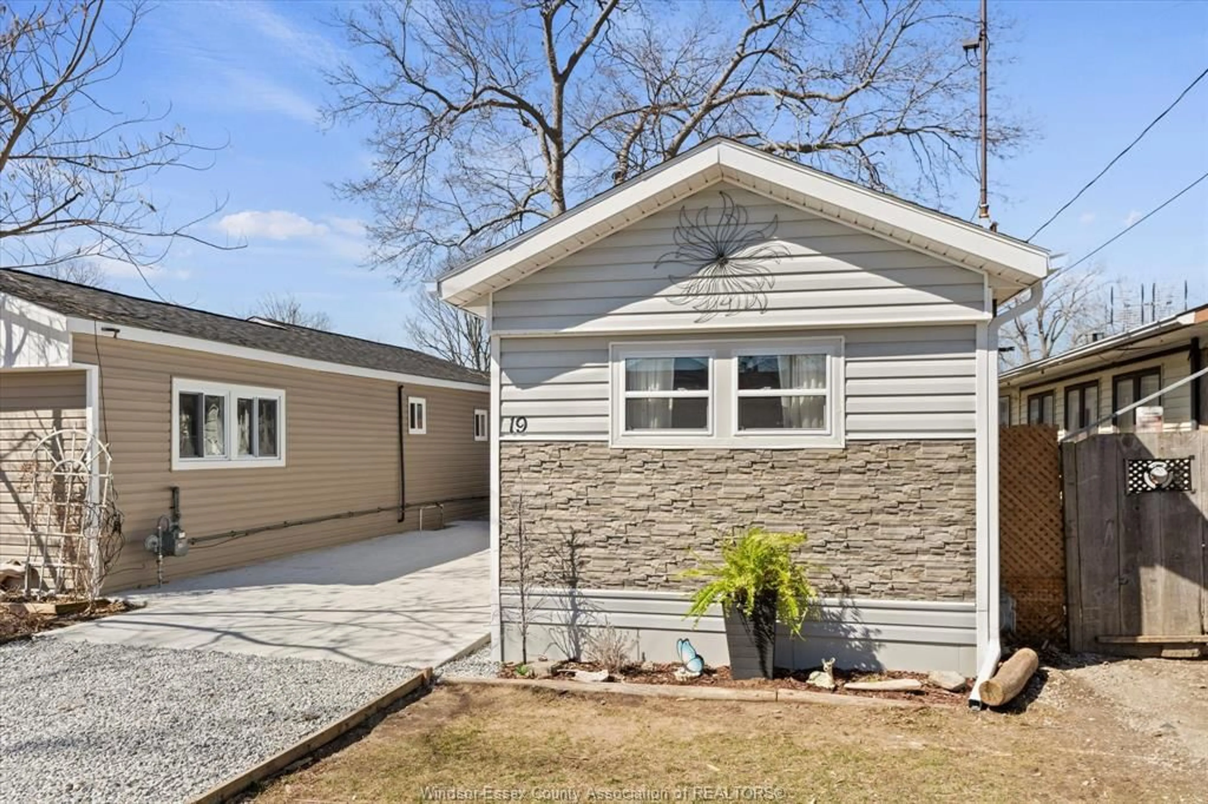 Home with vinyl exterior material, street for 709 HERITAGE #19, Kingsville Ontario N9Y 3B1