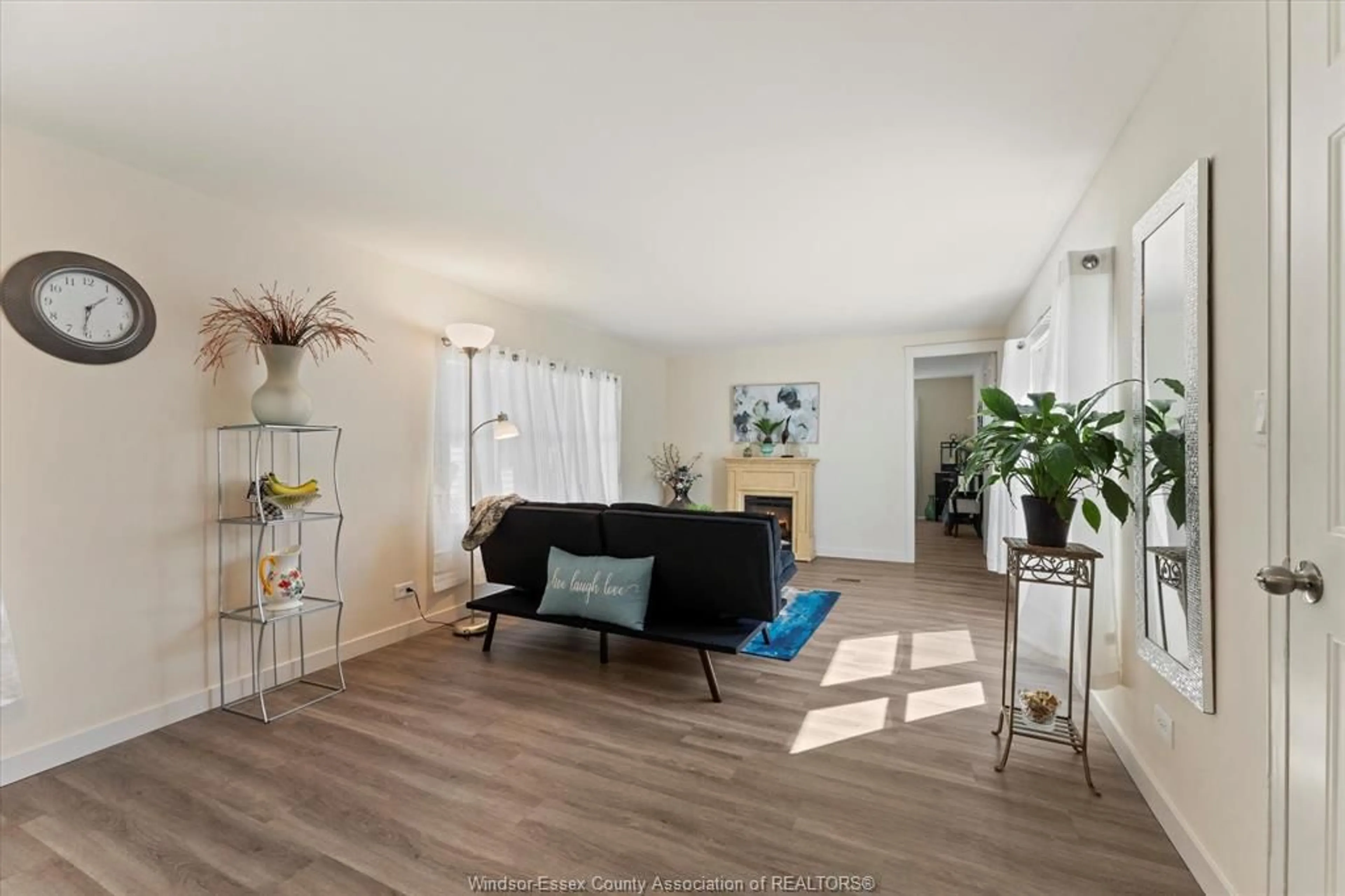 Living room with furniture, wood/laminate floor for 709 HERITAGE #19, Kingsville Ontario N9Y 3B1