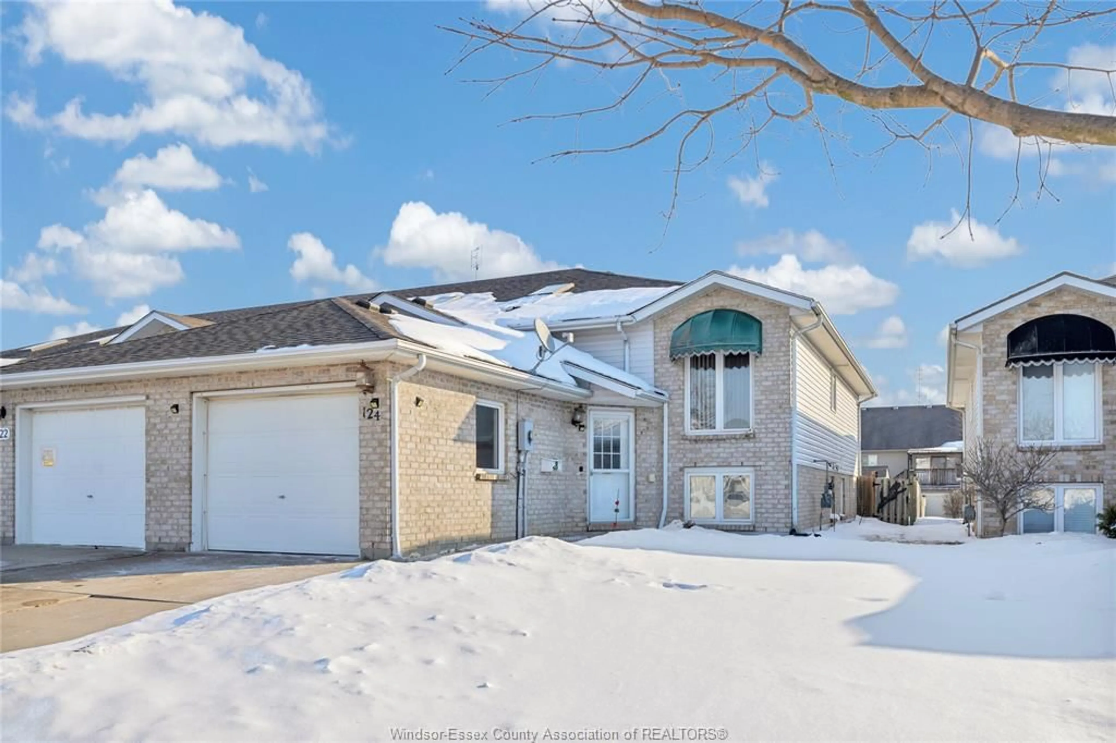 Home with vinyl exterior material, street for 124 BENNIE, Leamington Ontario N8H 4Y5