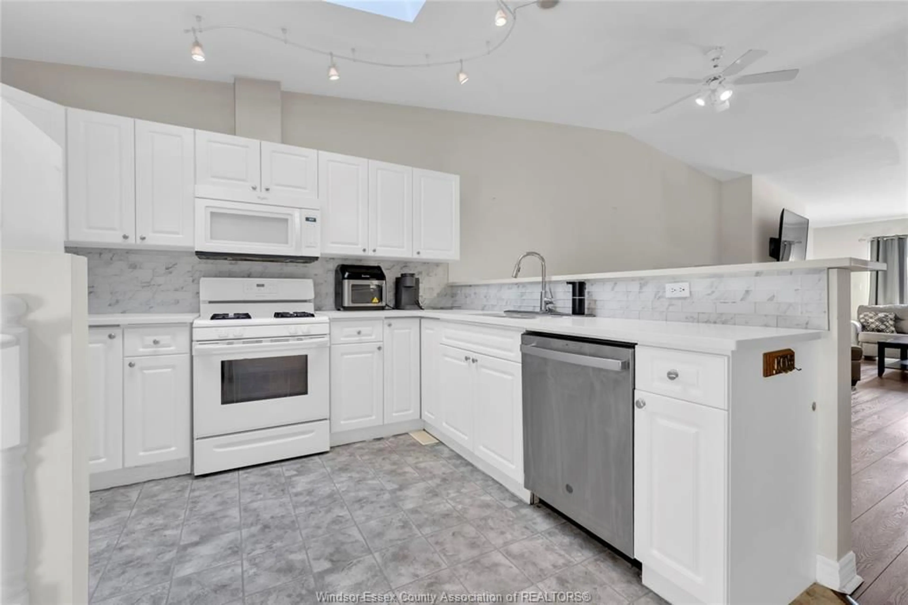 Standard kitchen, ceramic/tile floor for 124 BENNIE, Leamington Ontario N8H 4Y5