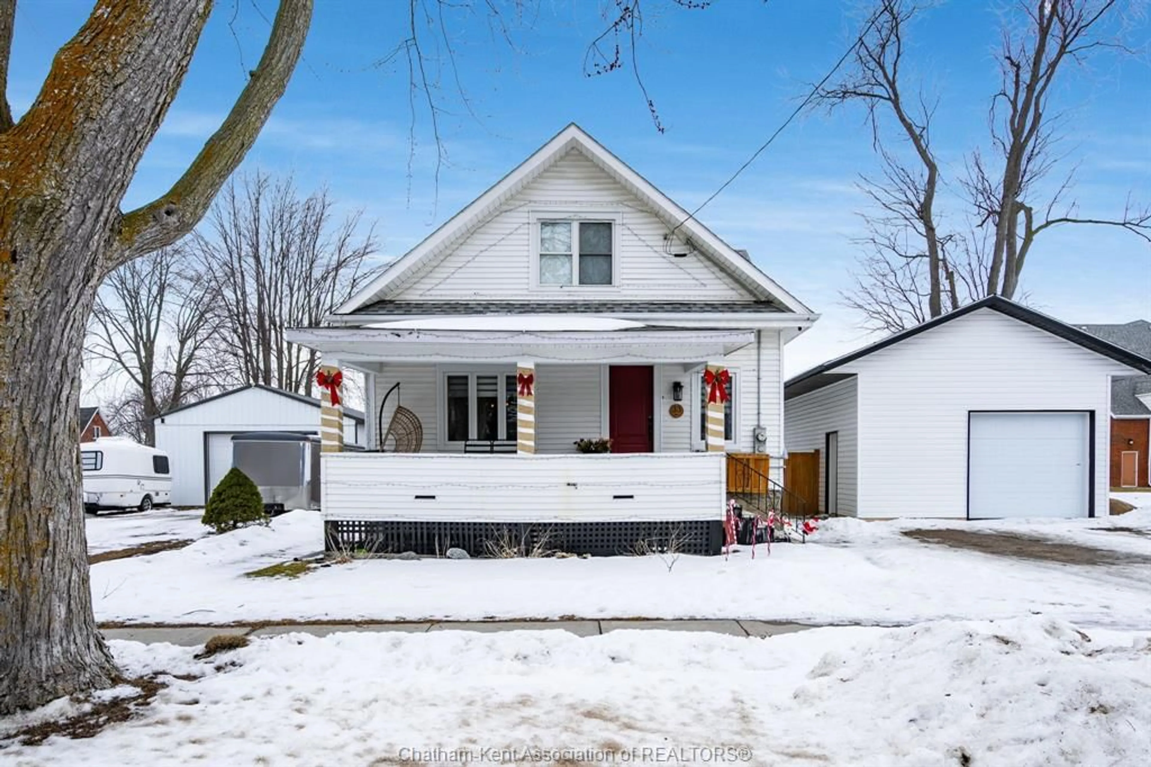 Home with vinyl exterior material, street for 33 Fort St, Tilbury Ontario N0P 2L0