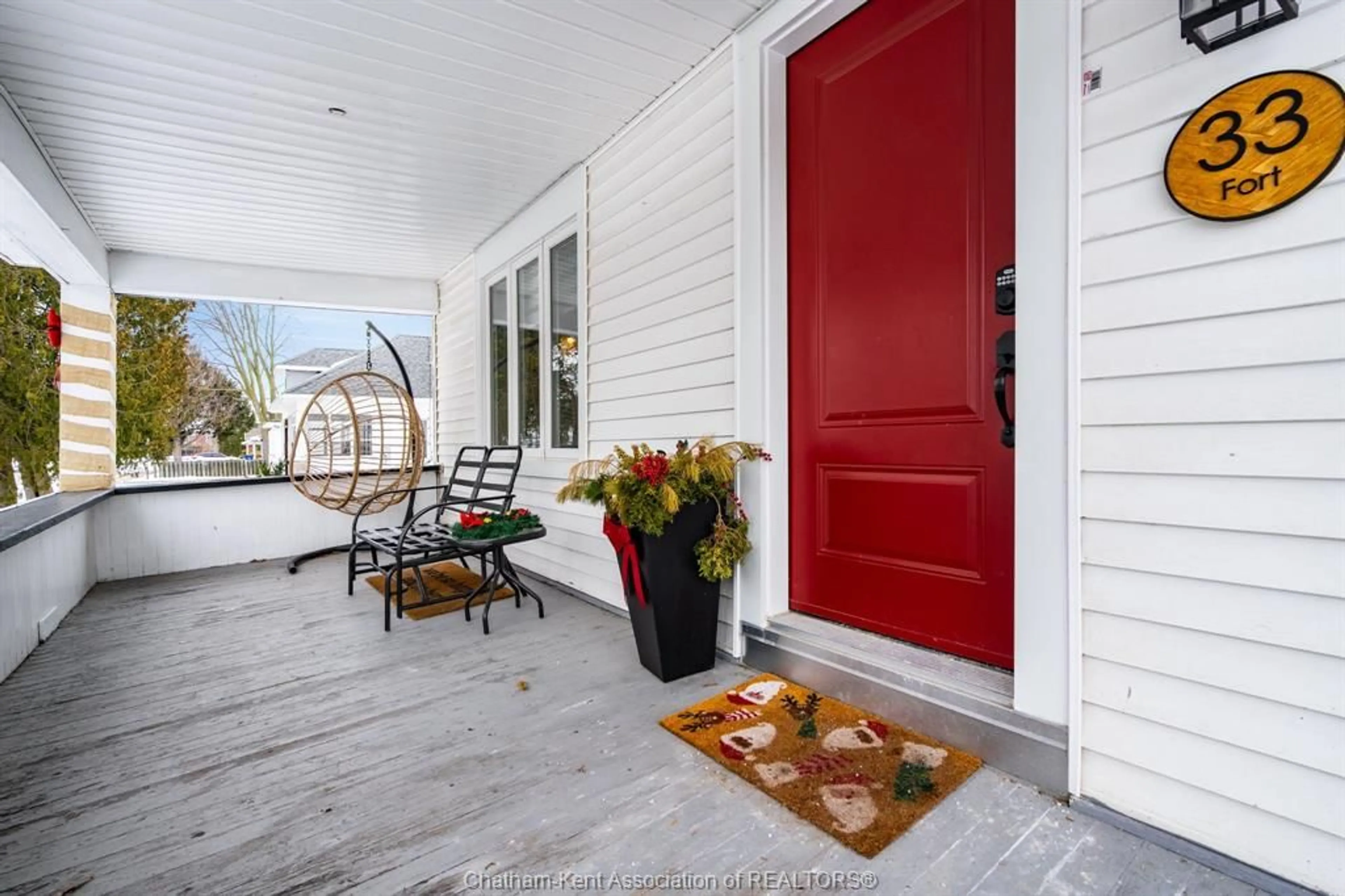 Indoor entryway for 33 Fort St, Tilbury Ontario N0P 2L0