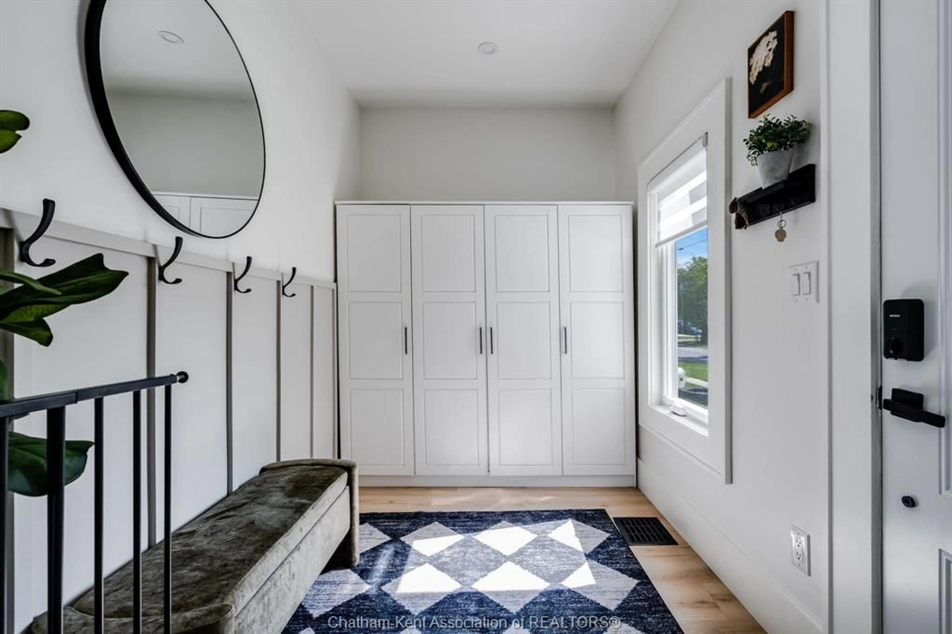 Indoor entryway for 33 Fort St, Tilbury Ontario N0P 2L0