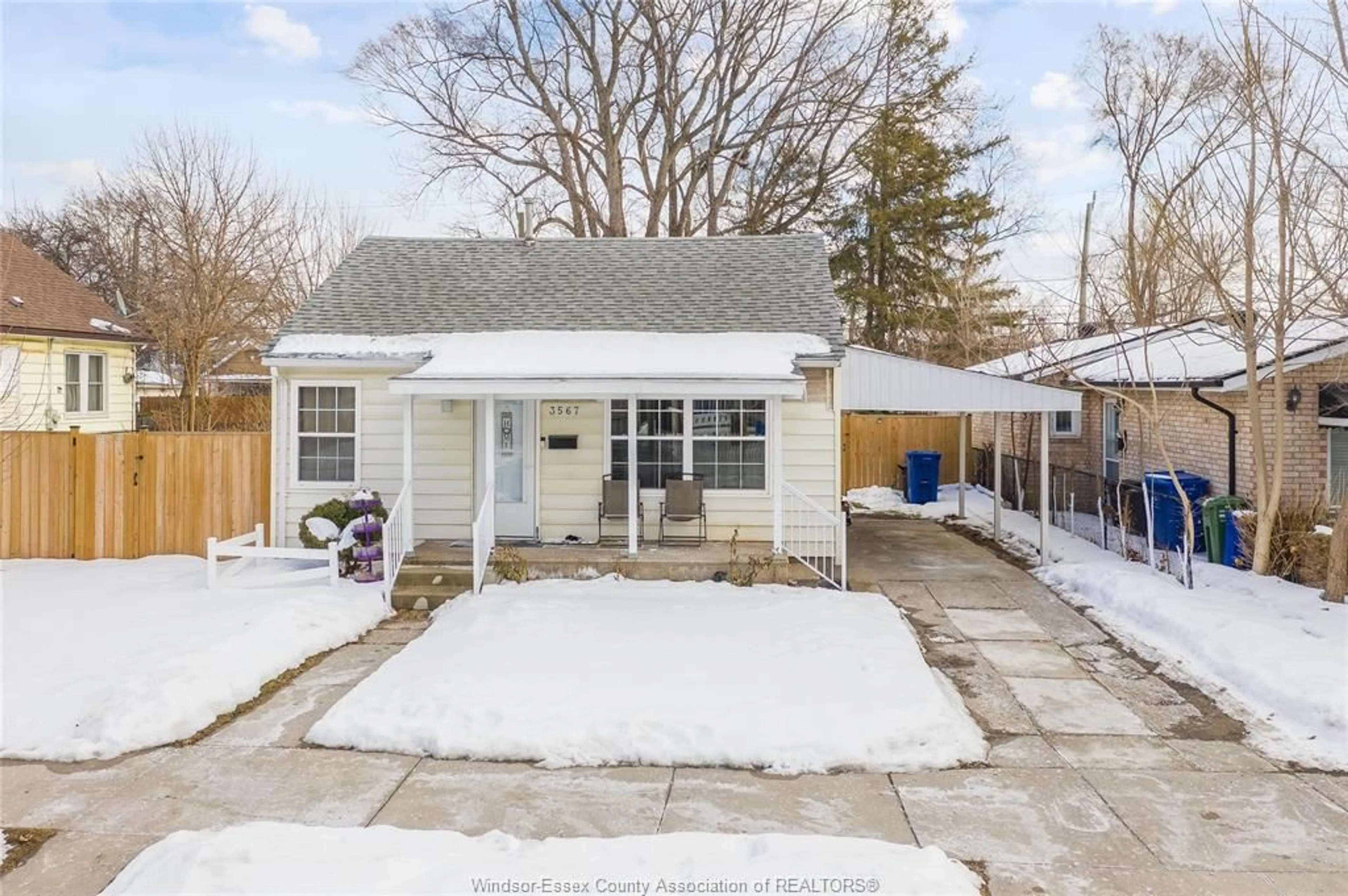 A pic from outside/outdoor area/front of a property/back of a property/a pic from drone, street for 3567 KING St, Windsor Ontario N9C 1P4