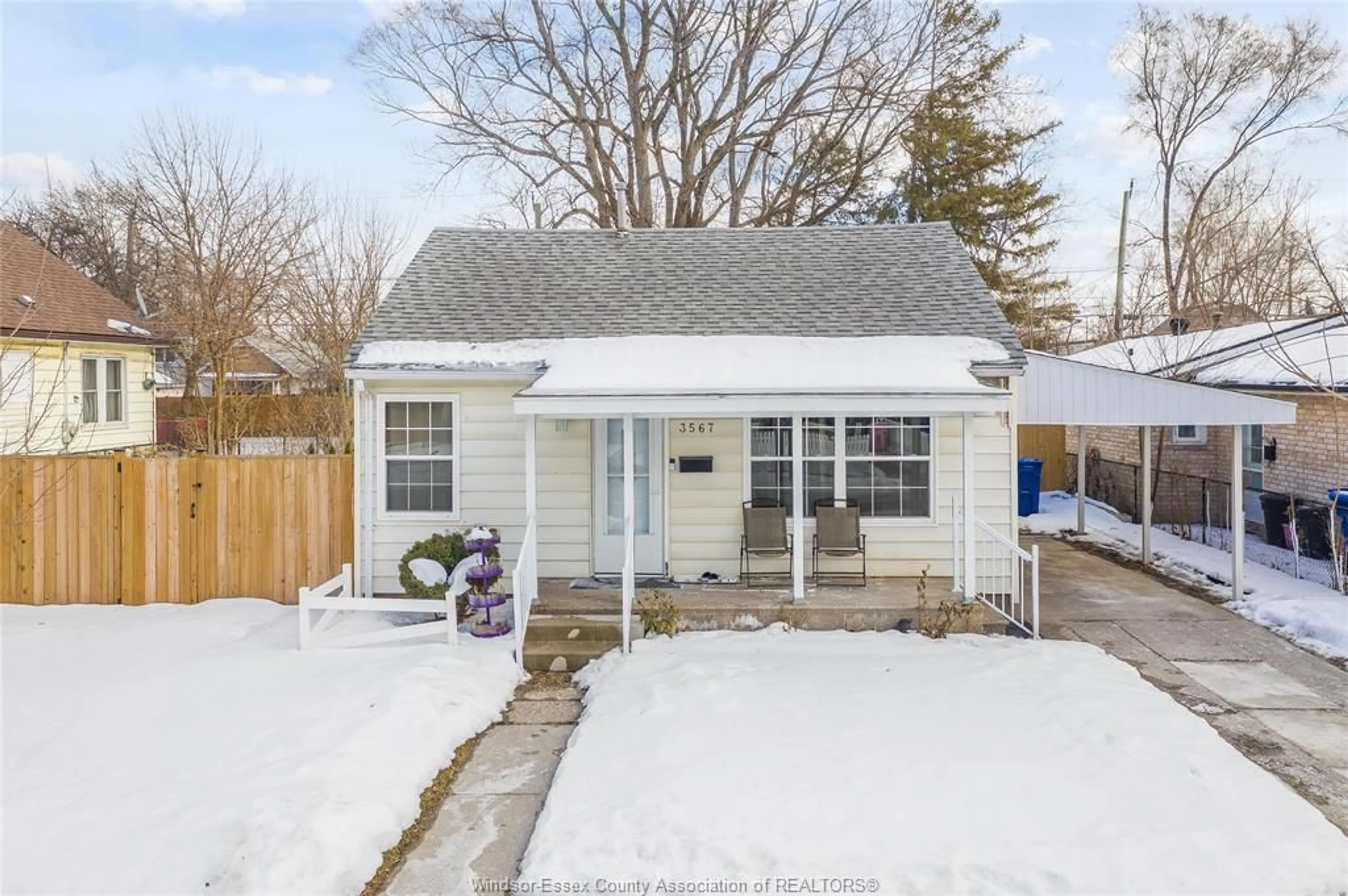 A pic from outside/outdoor area/front of a property/back of a property/a pic from drone, street for 3567 KING St, Windsor Ontario N9C 1P4