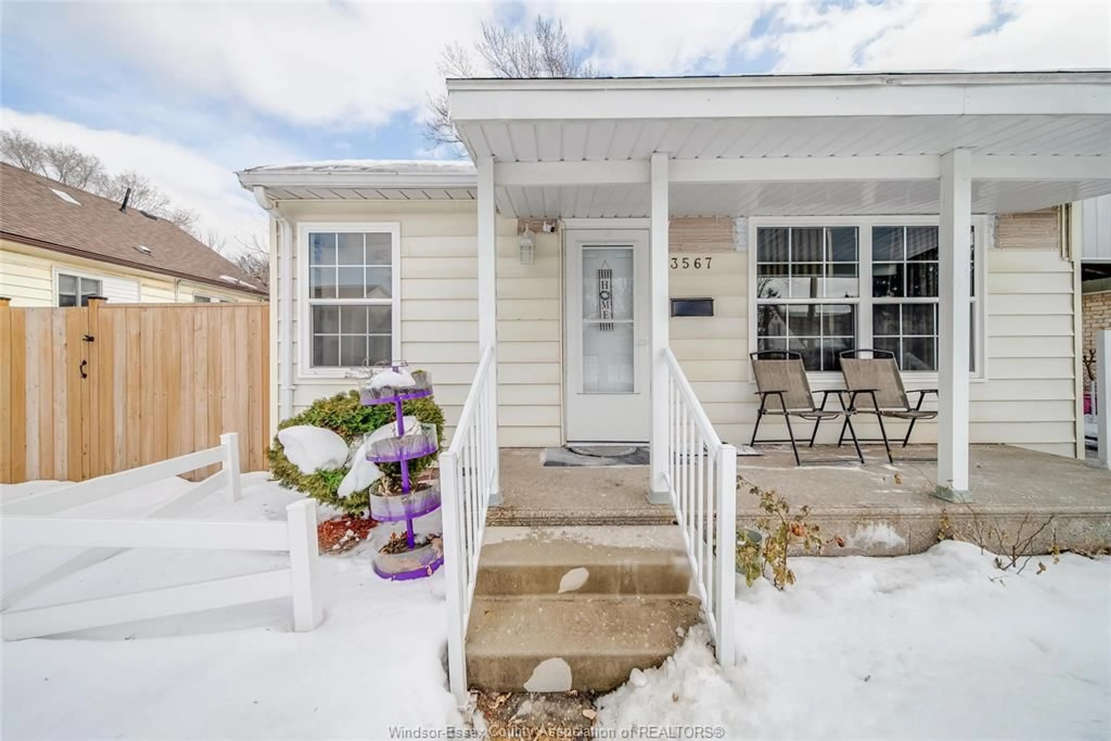 Patio, street for 3567 KING St, Windsor Ontario N9C 1P4