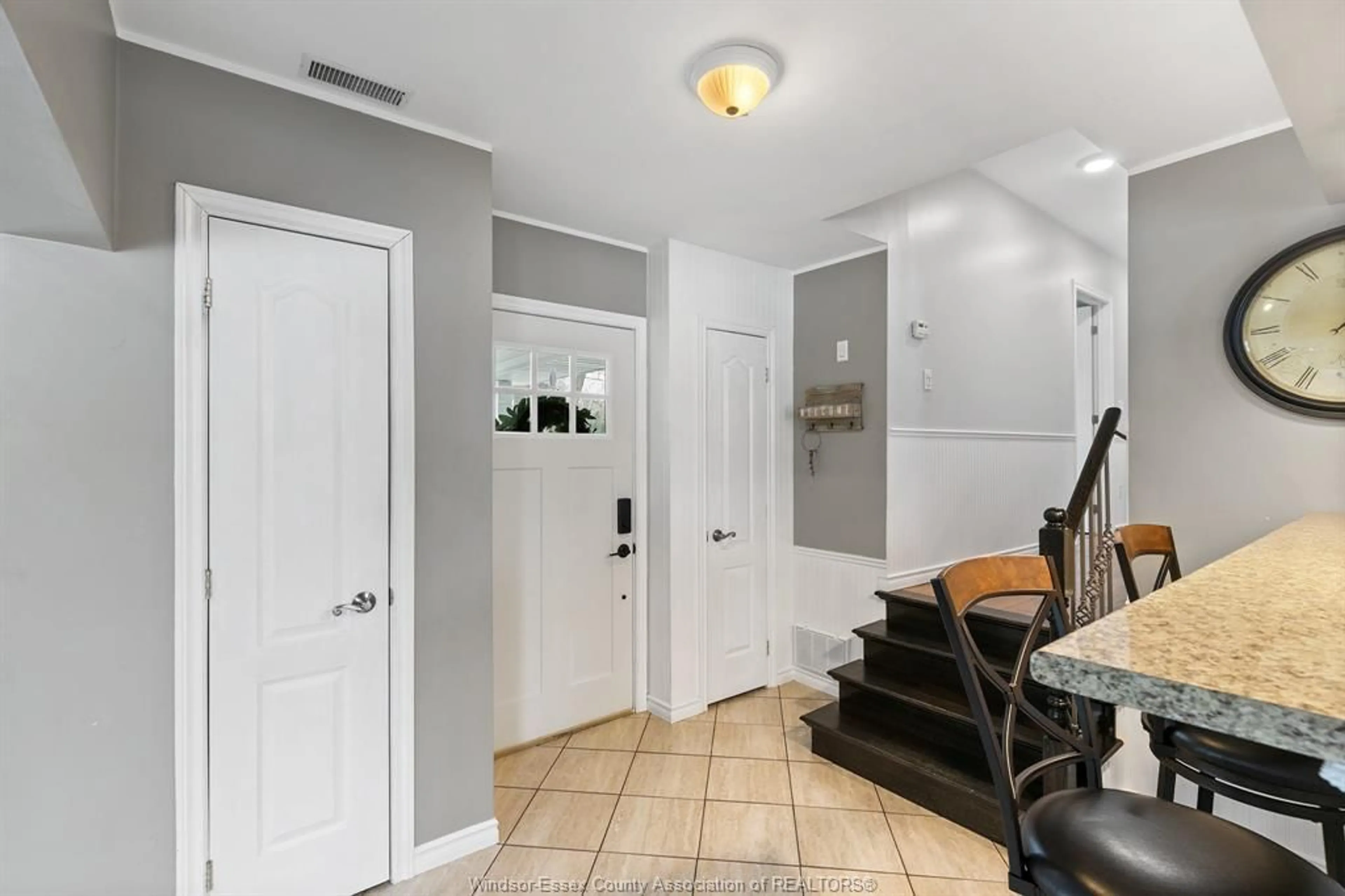 Indoor entryway for 1052 COUNTY RD 22, Lakeshore Ontario N8L 0E1