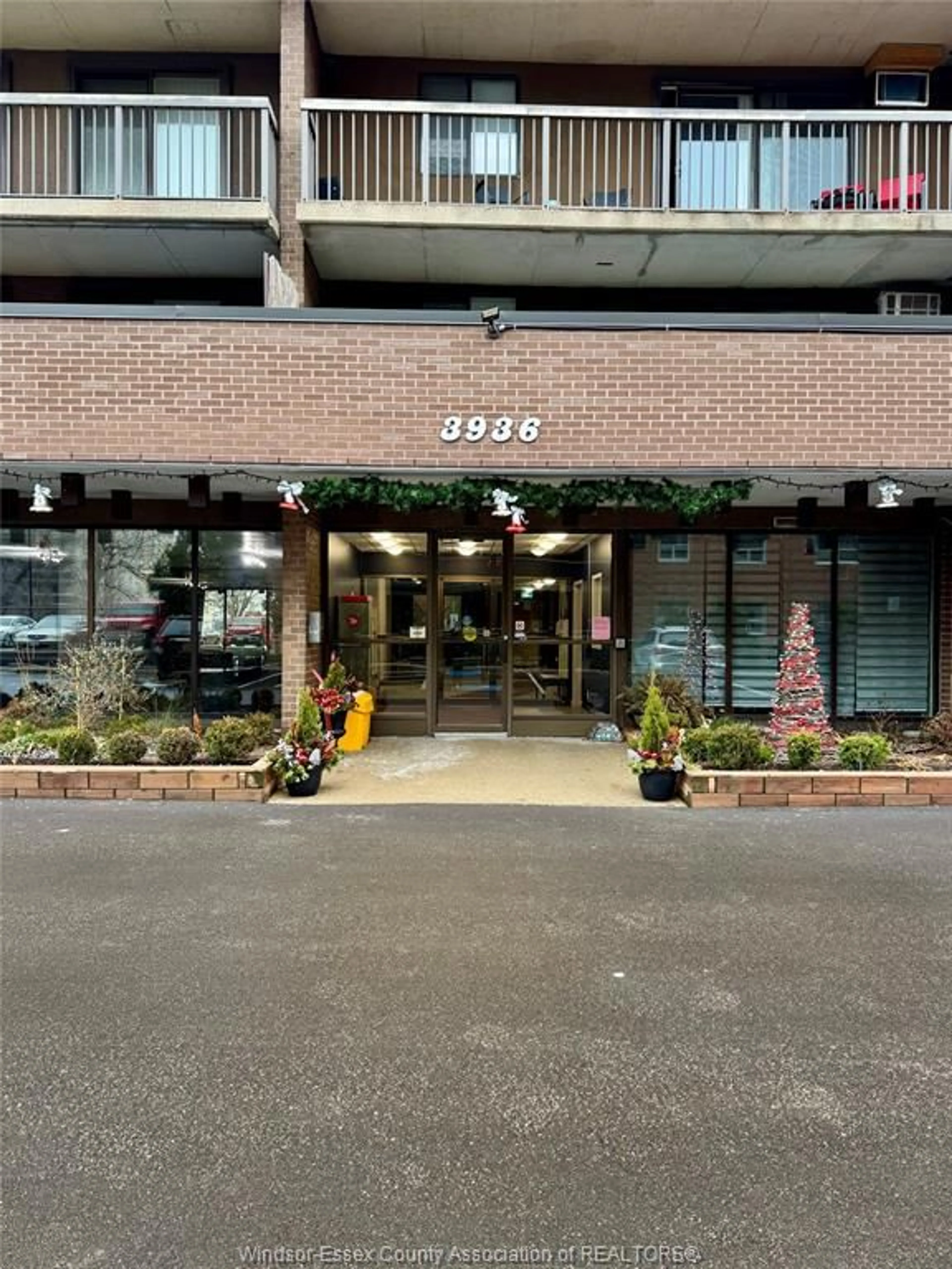 Lobby for 3936 WYANDOTTE St #312, Windsor Ontario N8Y 4V1