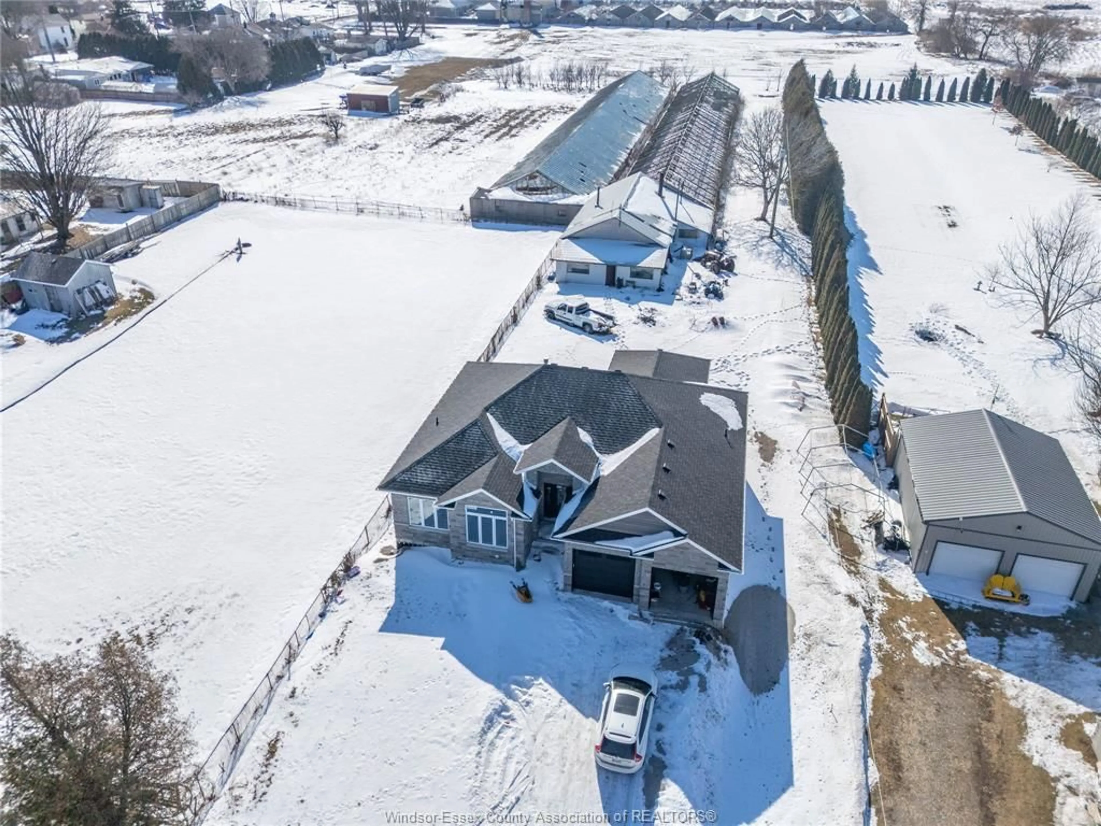 A pic from outside/outdoor area/front of a property/back of a property/a pic from drone, unknown for 530 MERSEA 3 RD, Leamington Ontario N8H 3V5