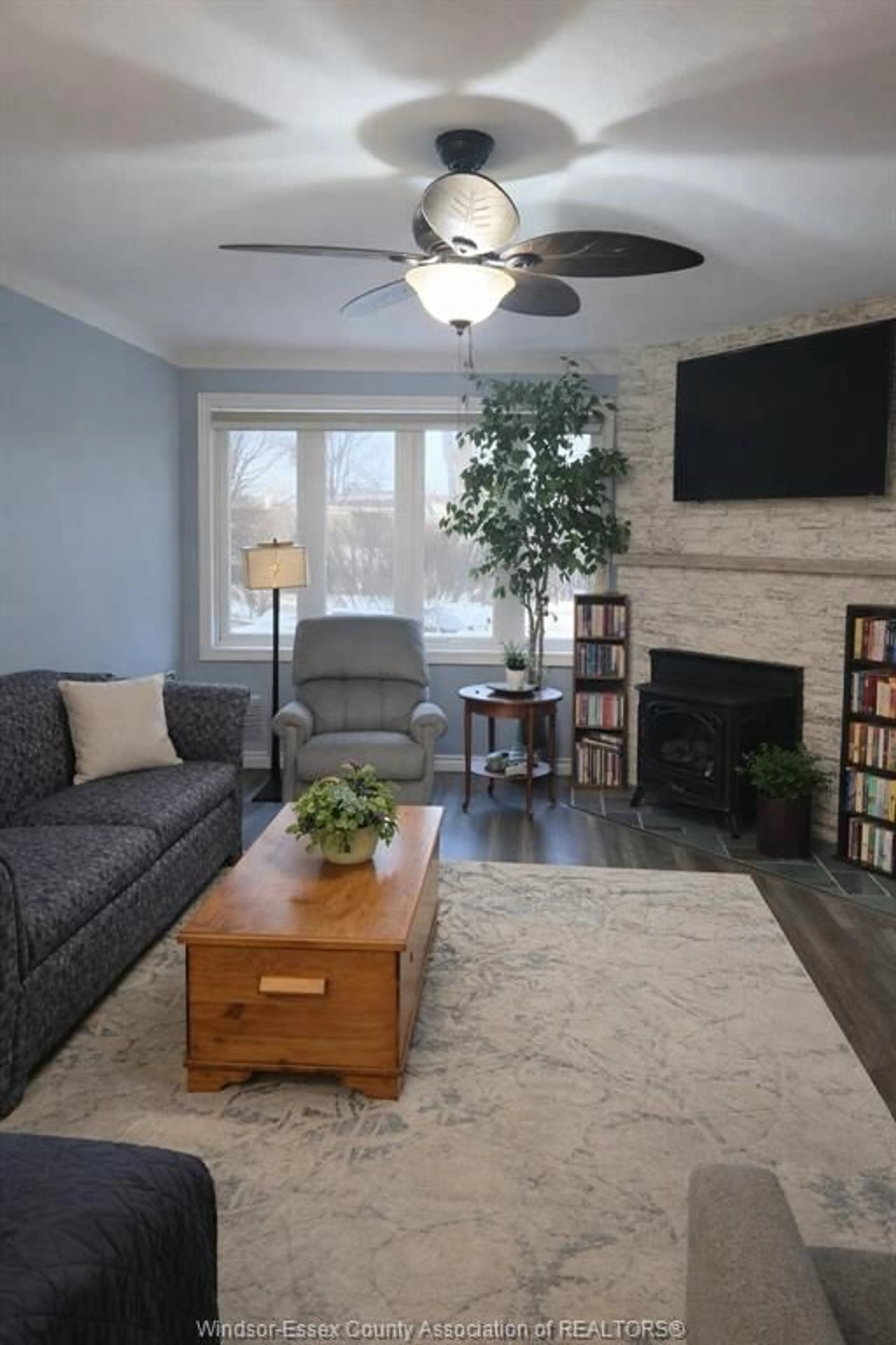 Living room with furniture, wood/laminate floor for 553 ST. PIERRE St, Tecumseh Ontario N8N 1Z2