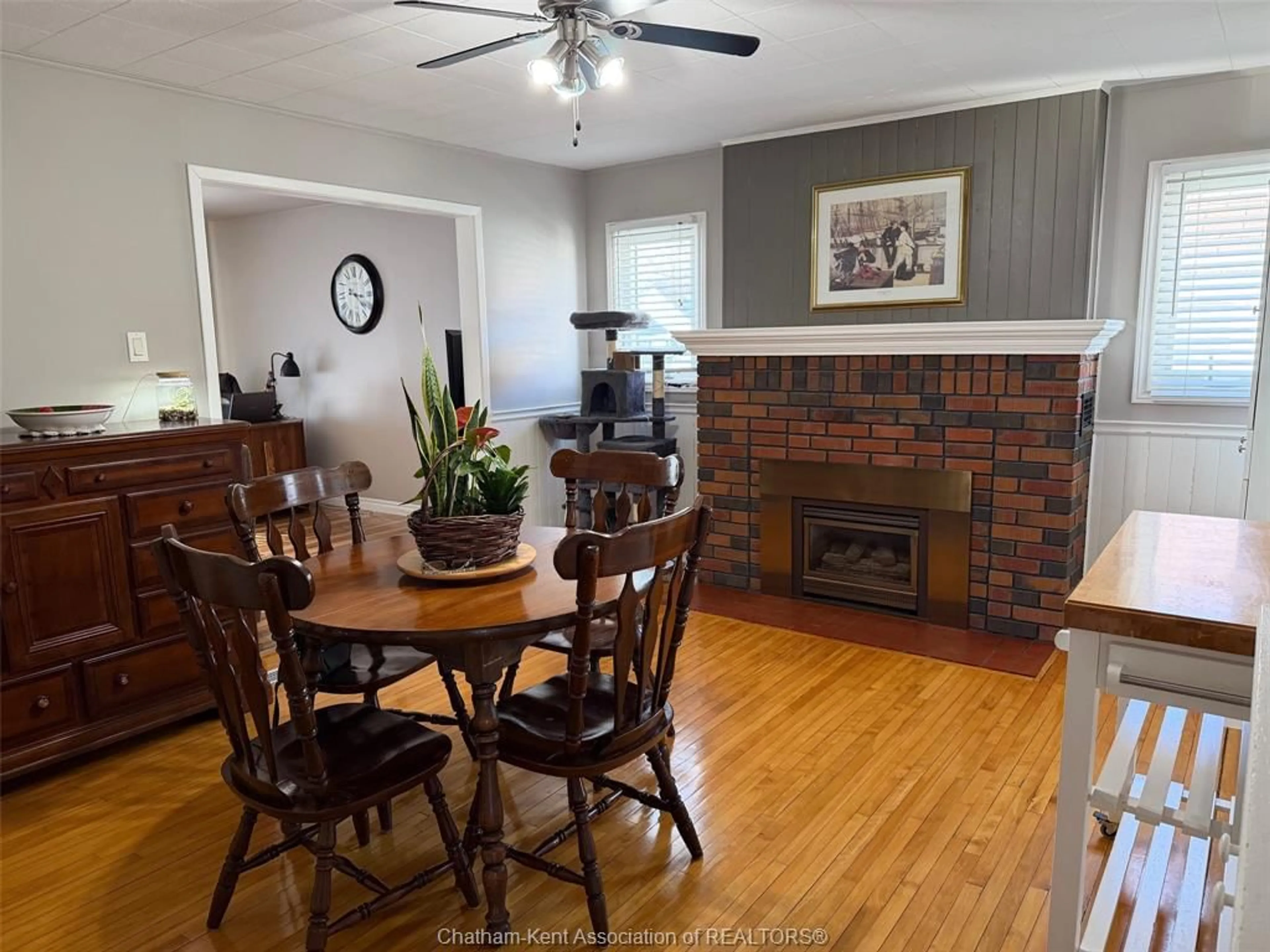 Dining room, wood/laminate floor for 542 Lafontaine St, Wallaceburg Ontario N8A 4J4