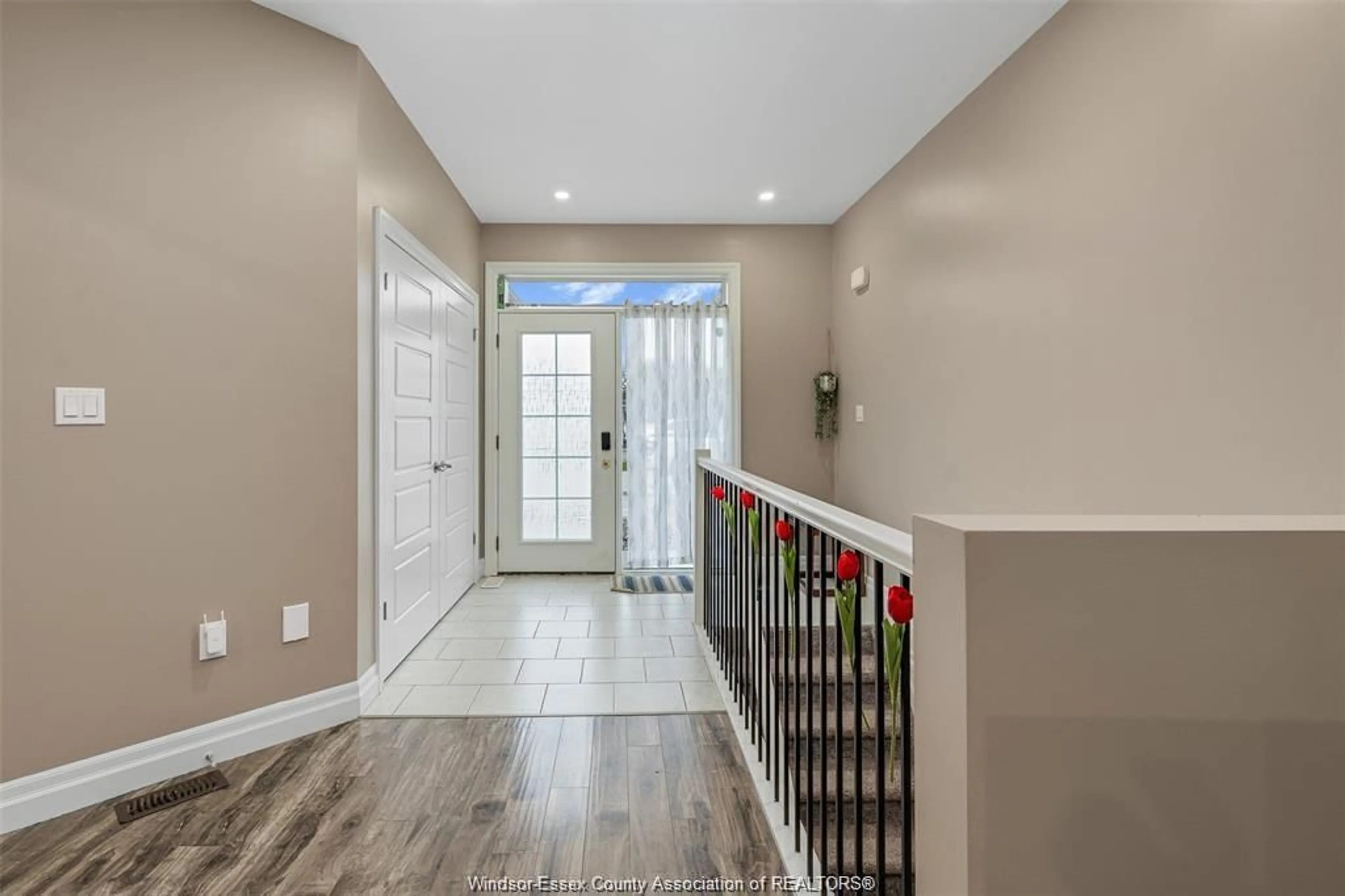 Indoor entryway for 1985 ETHAN Crt, Windsor Ontario N8T 1G1