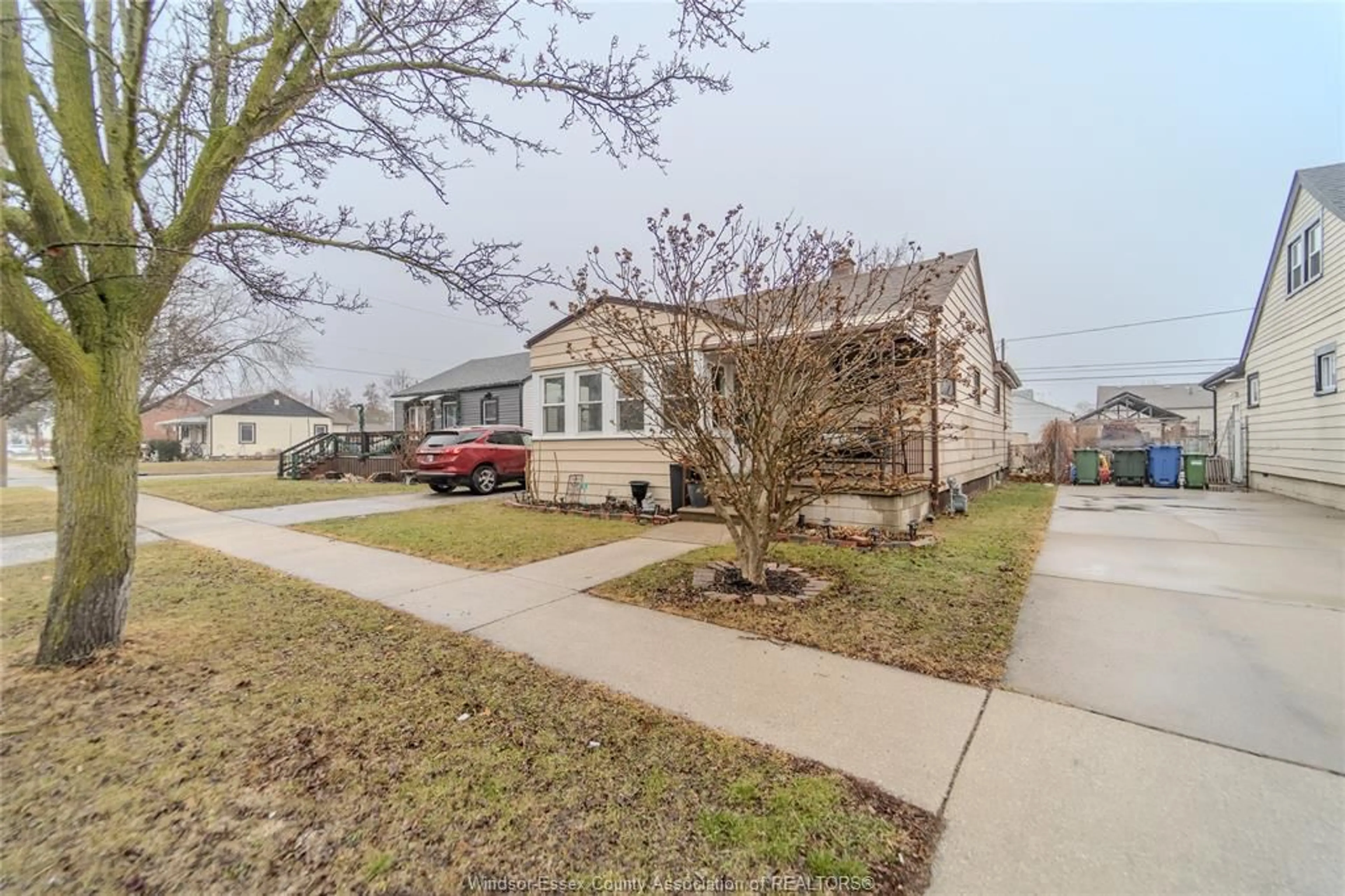 A pic from outside/outdoor area/front of a property/back of a property/a pic from drone, street for 1608 GEORGE Ave, Windsor Ontario N8Y 2Y6