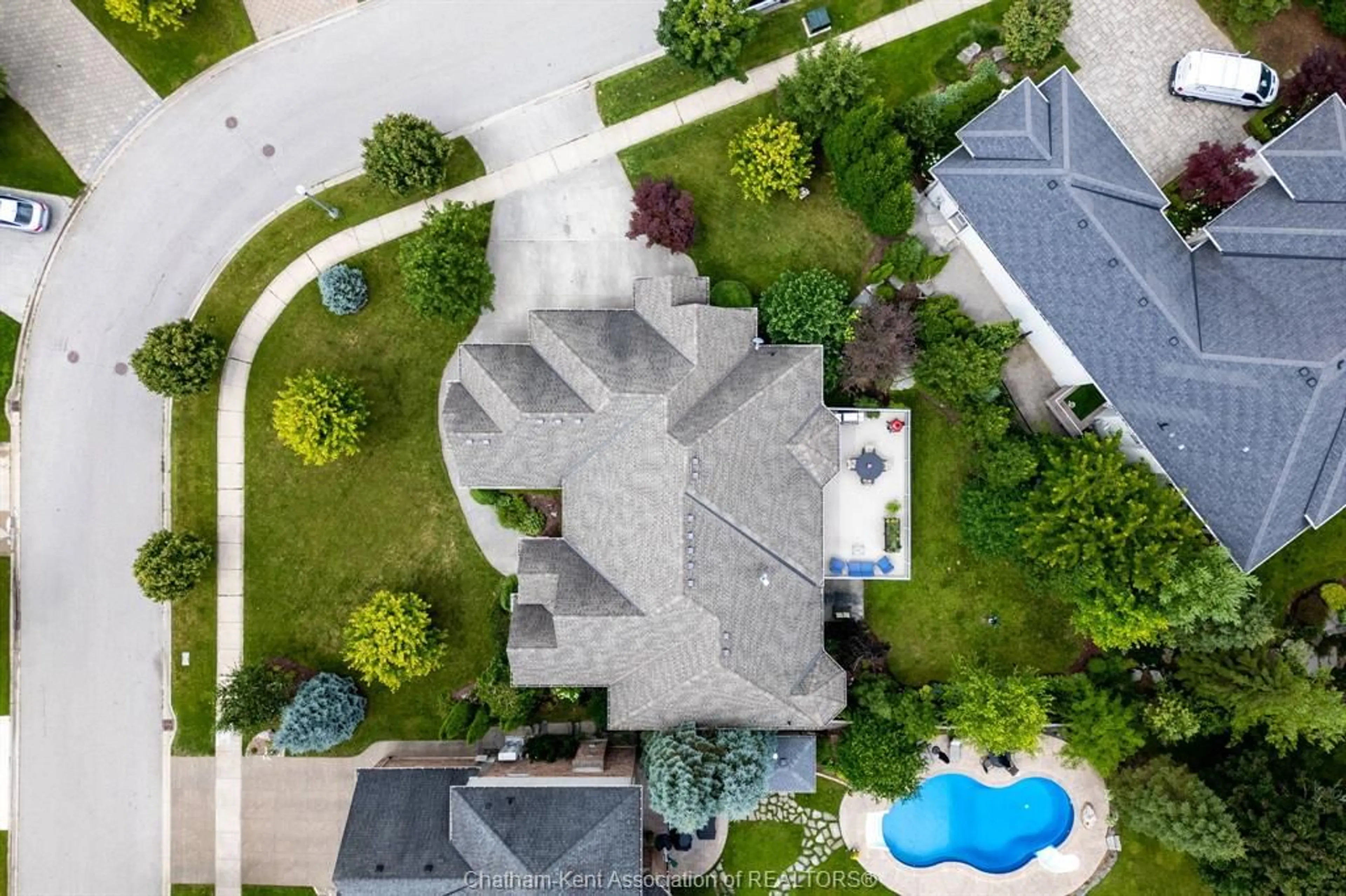 A pic from outside/outdoor area/front of a property/back of a property/a pic from drone, street for 1465 SHORE Rd, London Ontario N6K 4Z8