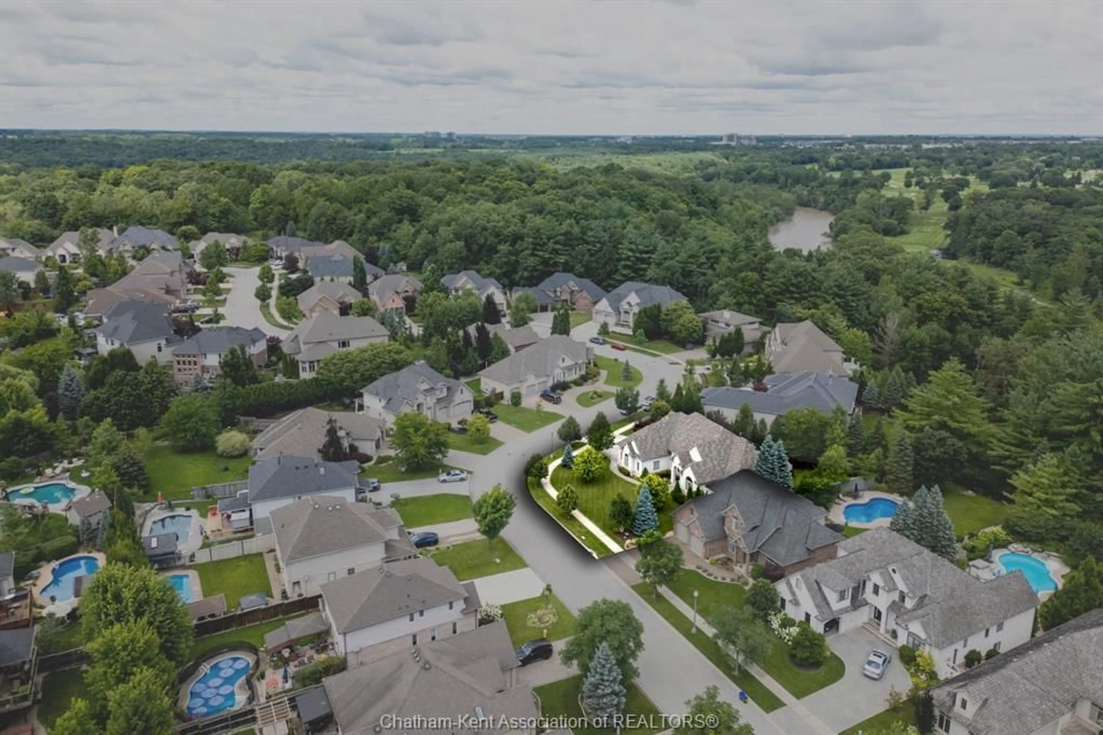 A pic from outside/outdoor area/front of a property/back of a property/a pic from drone, mountain view for 1465 SHORE Rd, London Ontario N6K 4Z8