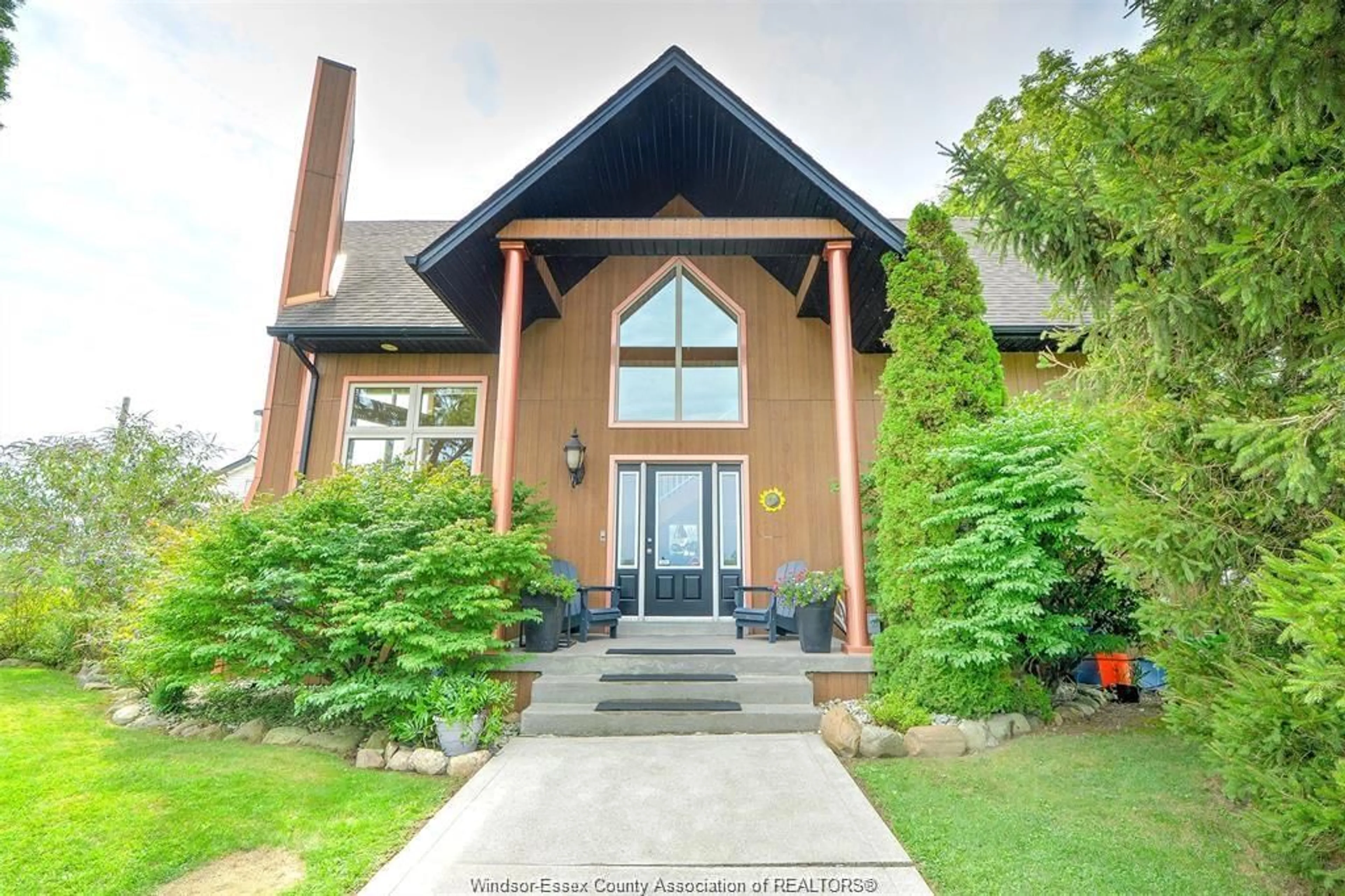 Home with brick exterior material, unknown for 535 ERIE S (COUNTY RD 13), Essex Ontario N0R 1G0