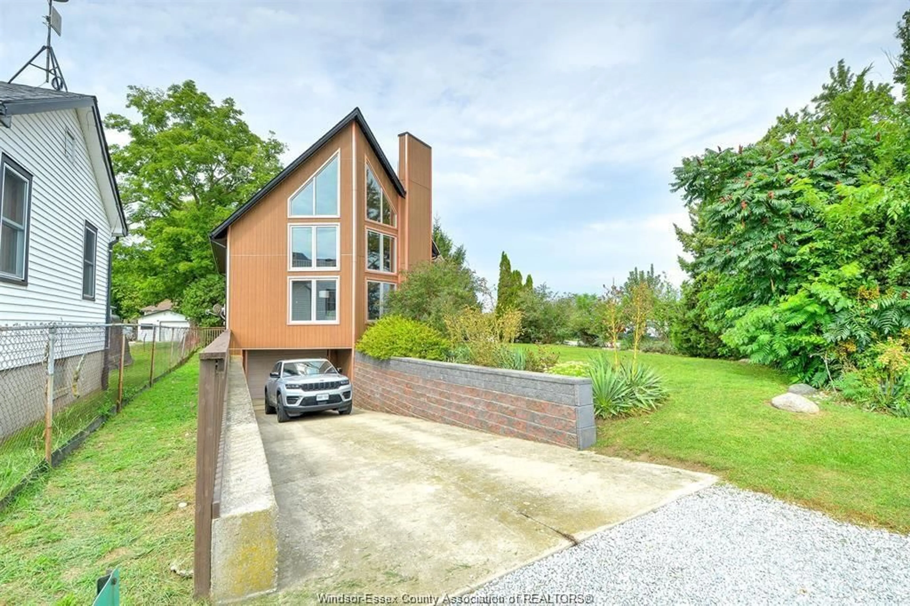 A pic from outside/outdoor area/front of a property/back of a property/a pic from drone, unknown for 535 ERIE S (COUNTY RD 13), Essex Ontario N0R 1G0