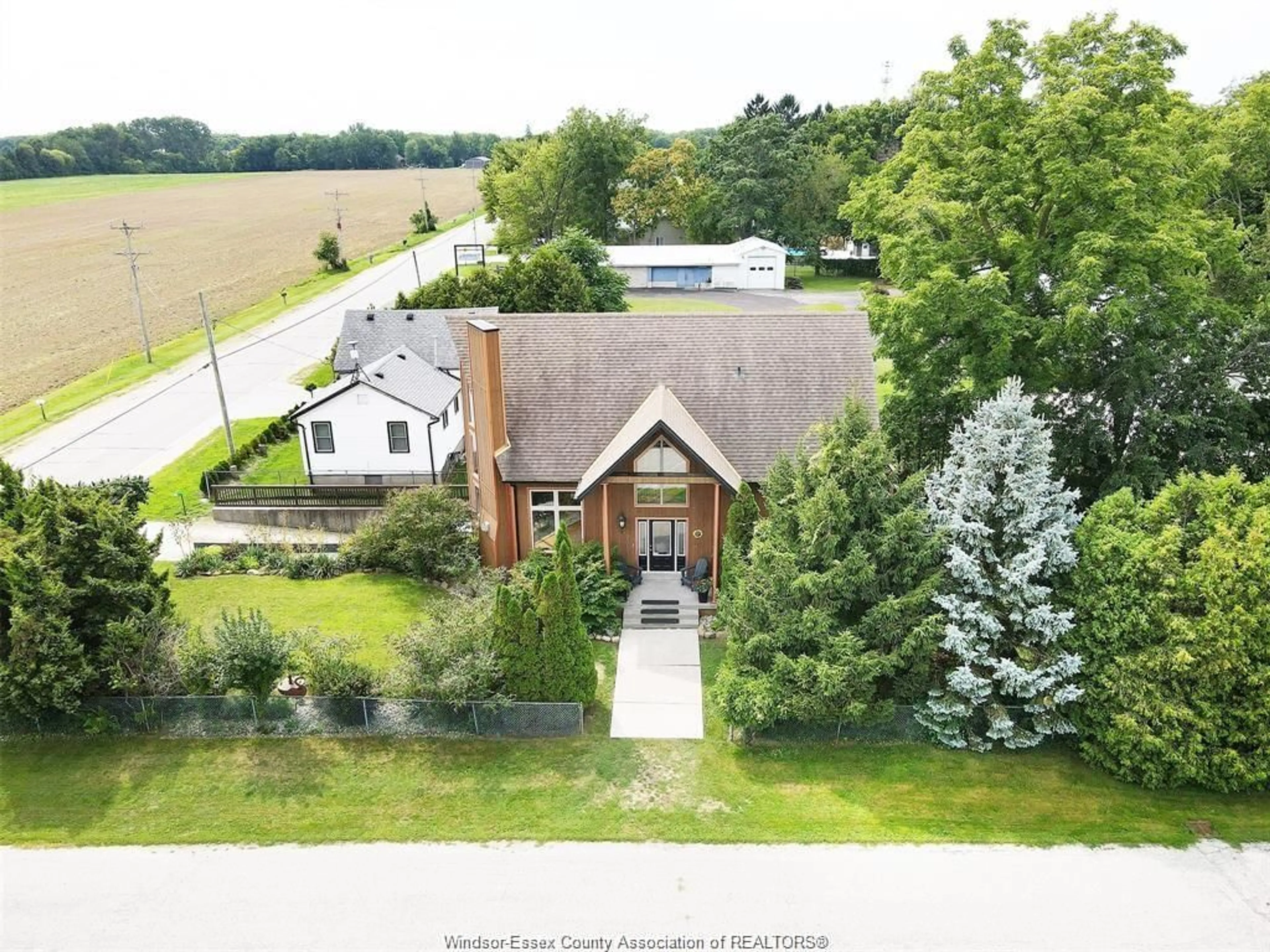 A pic from outside/outdoor area/front of a property/back of a property/a pic from drone, unknown for 535 ERIE S (COUNTY RD 13), Essex Ontario N0R 1G0