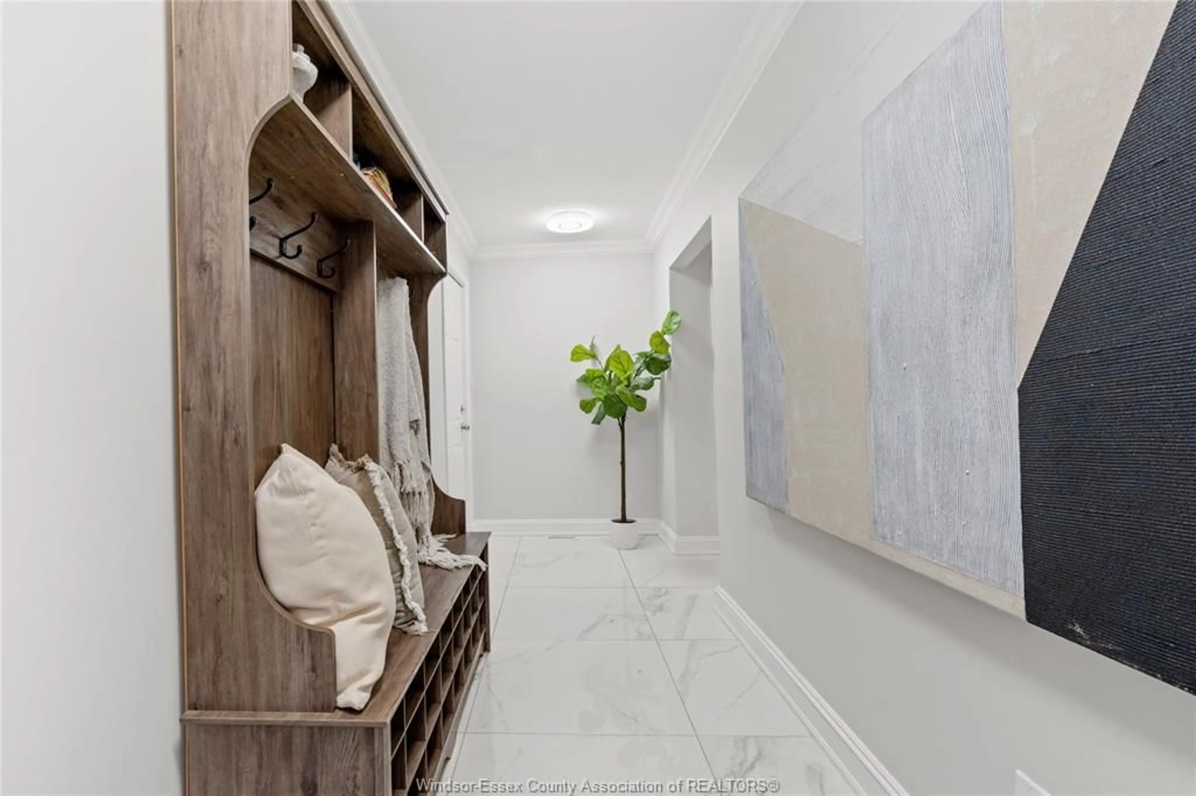 Indoor entryway for 194 SHANNON, Windsor Ontario N8N 4J3