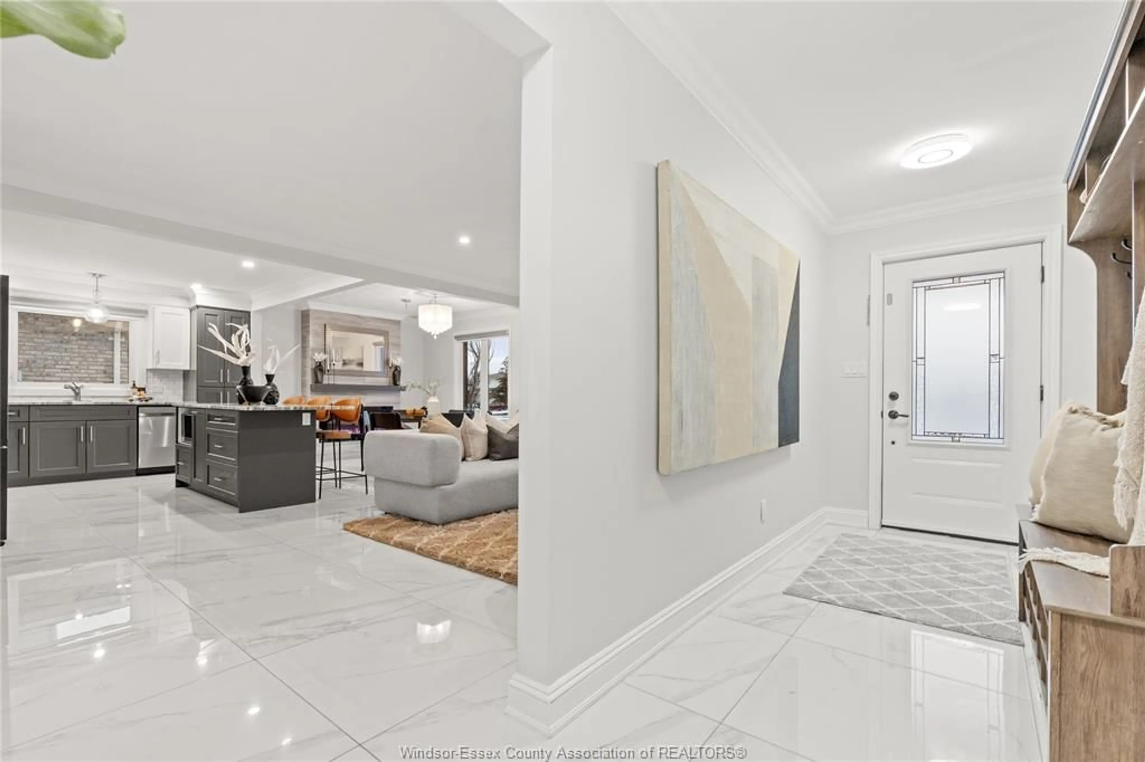 Indoor foyer for 194 SHANNON, Windsor Ontario N8N 4J3