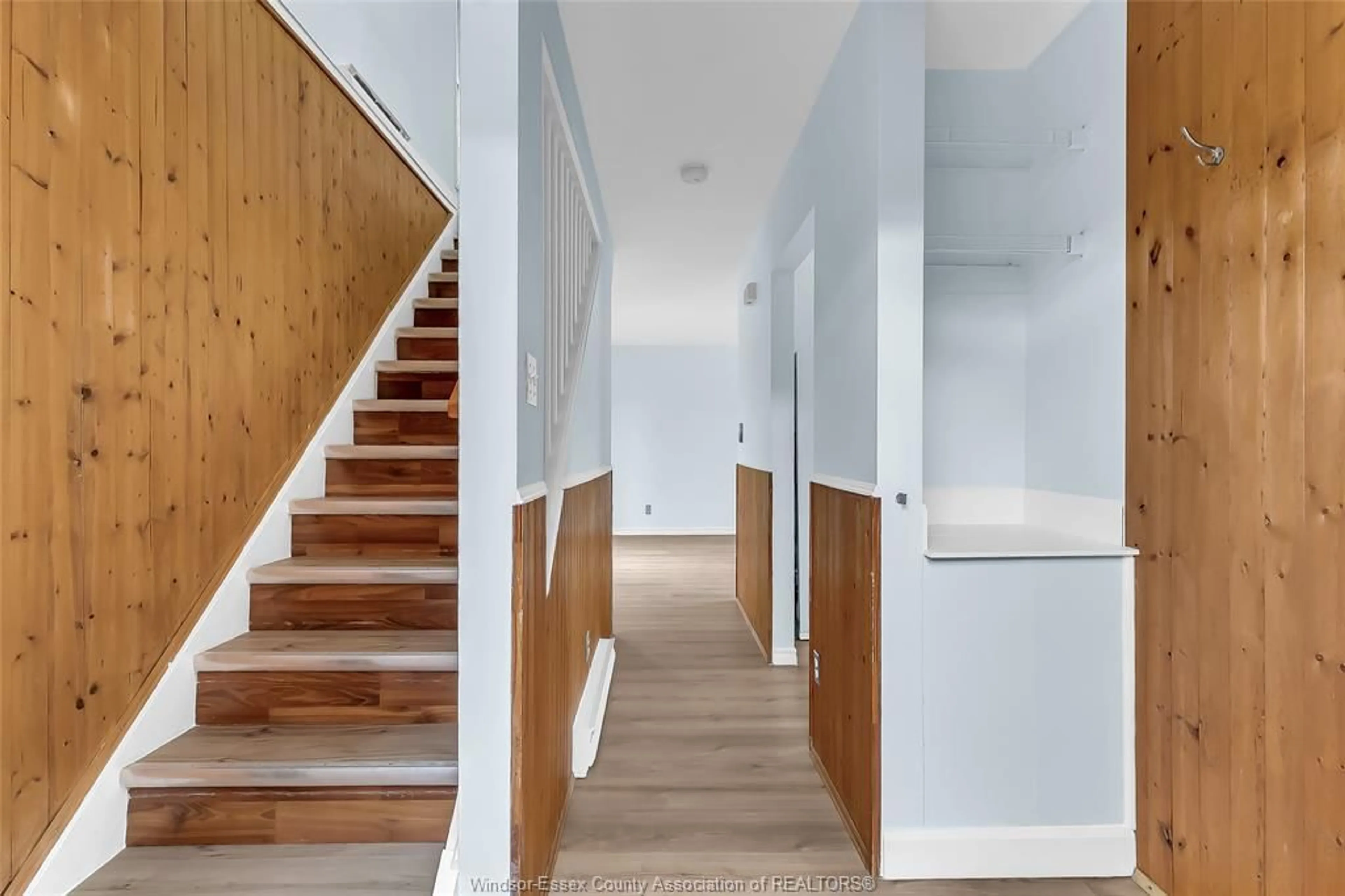 Stairs for 1363 Denby Crt, Windsor Ontario N8S 4M4