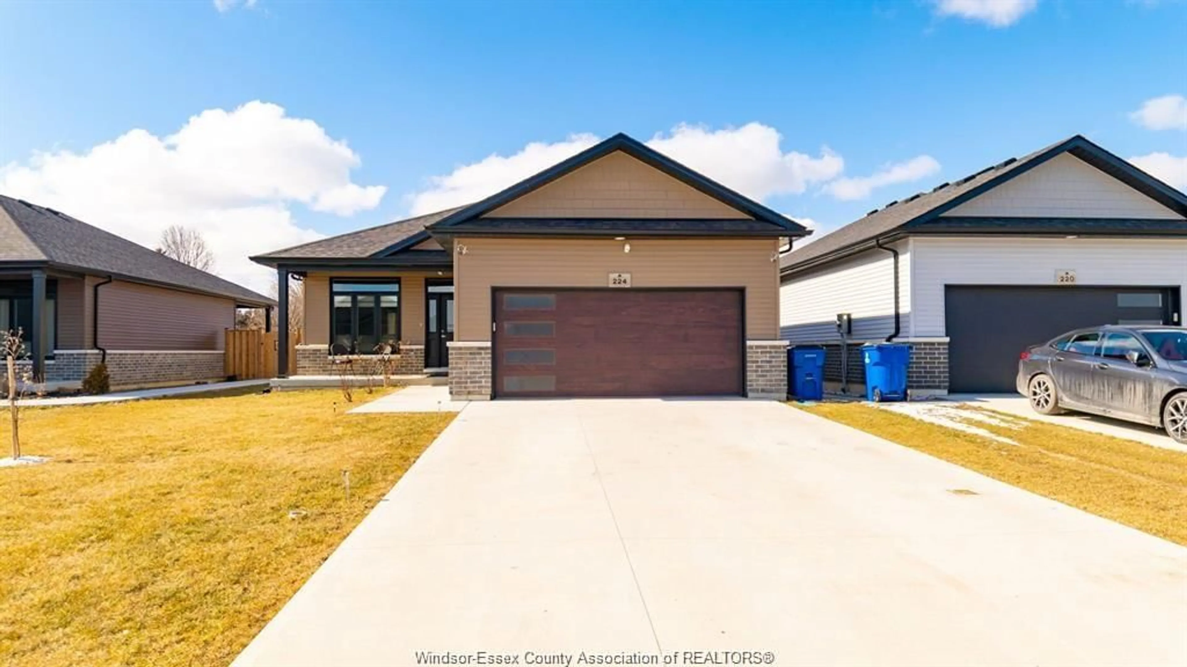 Home with vinyl exterior material, street for 224 MOONSTONE Cres, Chatham Ontario N7M 0S1