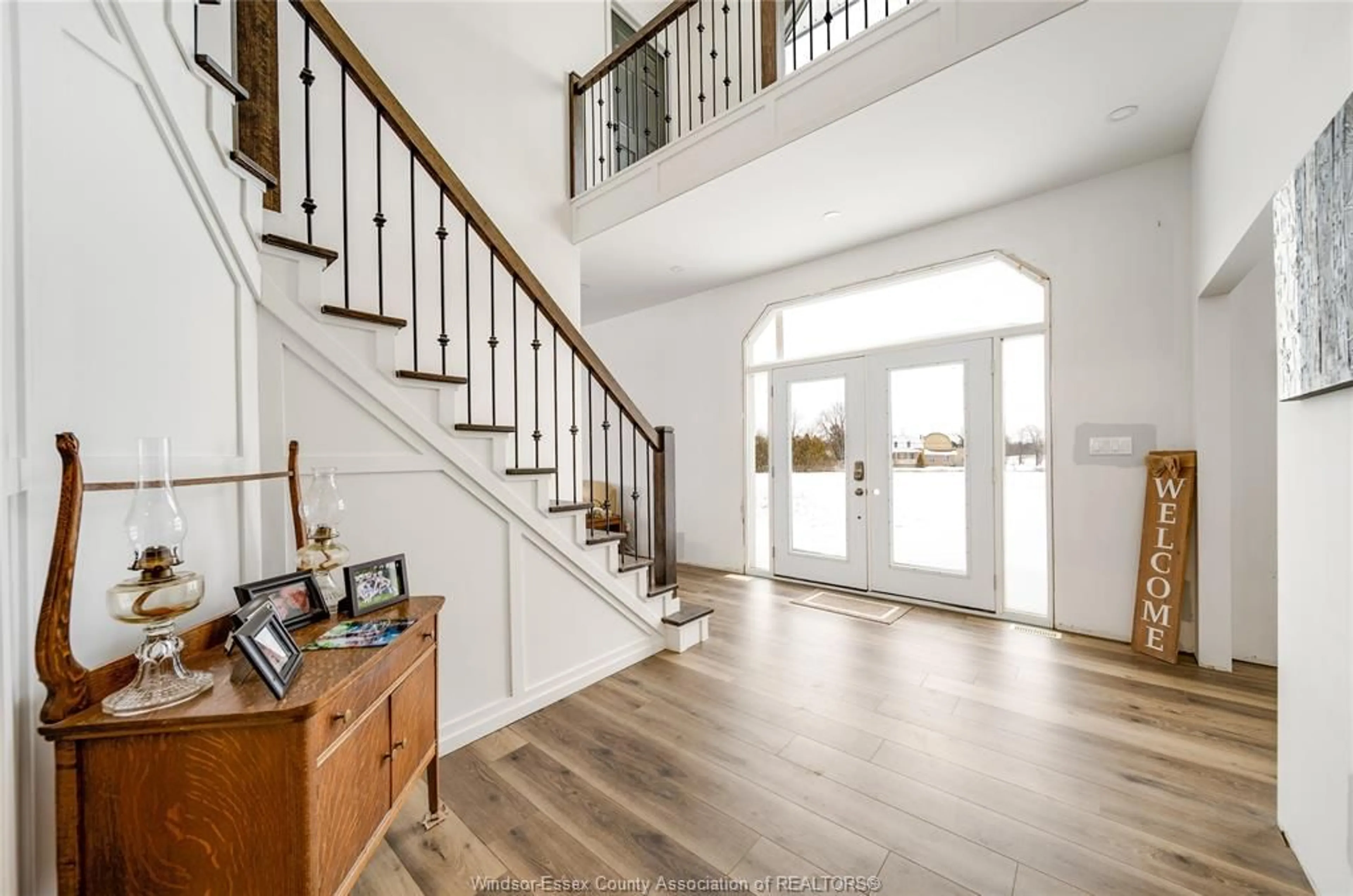 Indoor entryway for 856 TALBOT, Lakeshore Ontario N0R 1K0