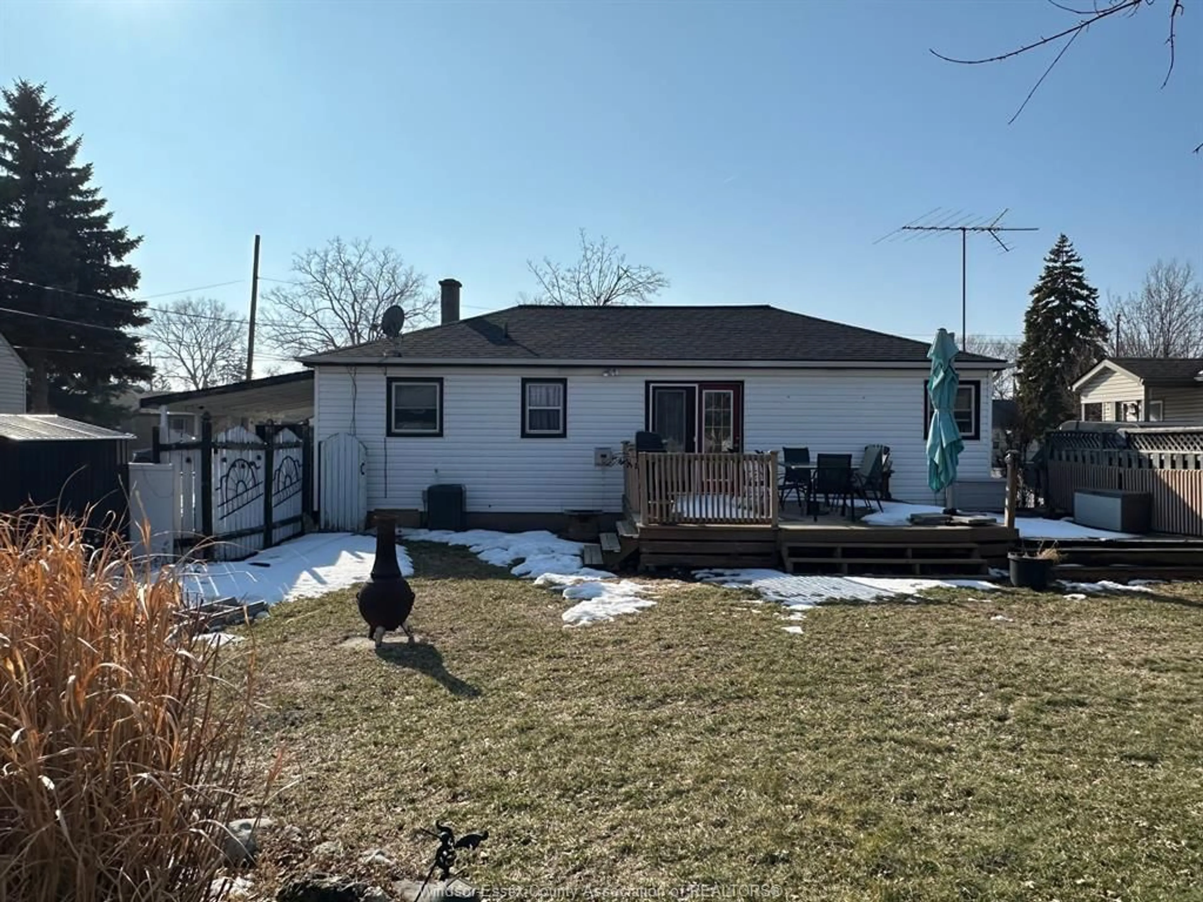 A pic from outside/outdoor area/front of a property/back of a property/a pic from drone, street for 2774 CLEMENCEAU, Windsor Ontario N8T 2P8